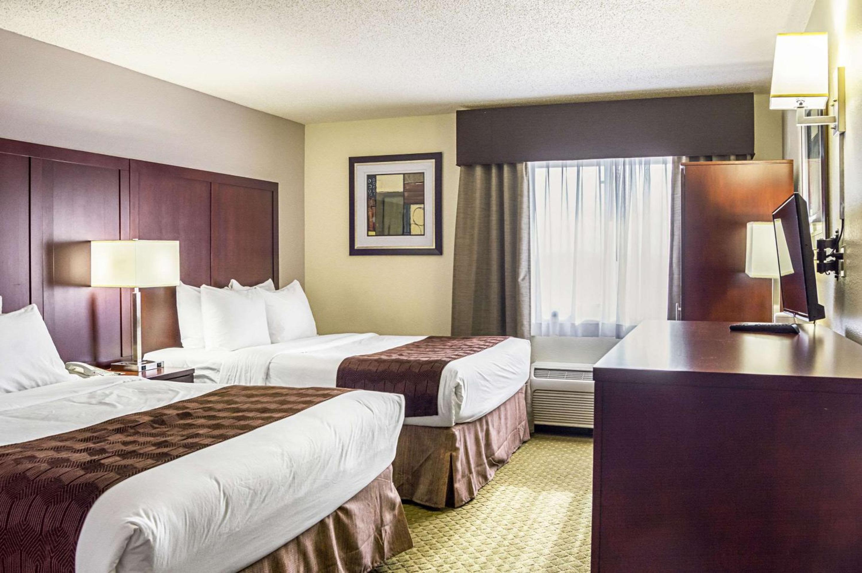 Queen Room with Two Queen Beds - Non-Smoking photo 3