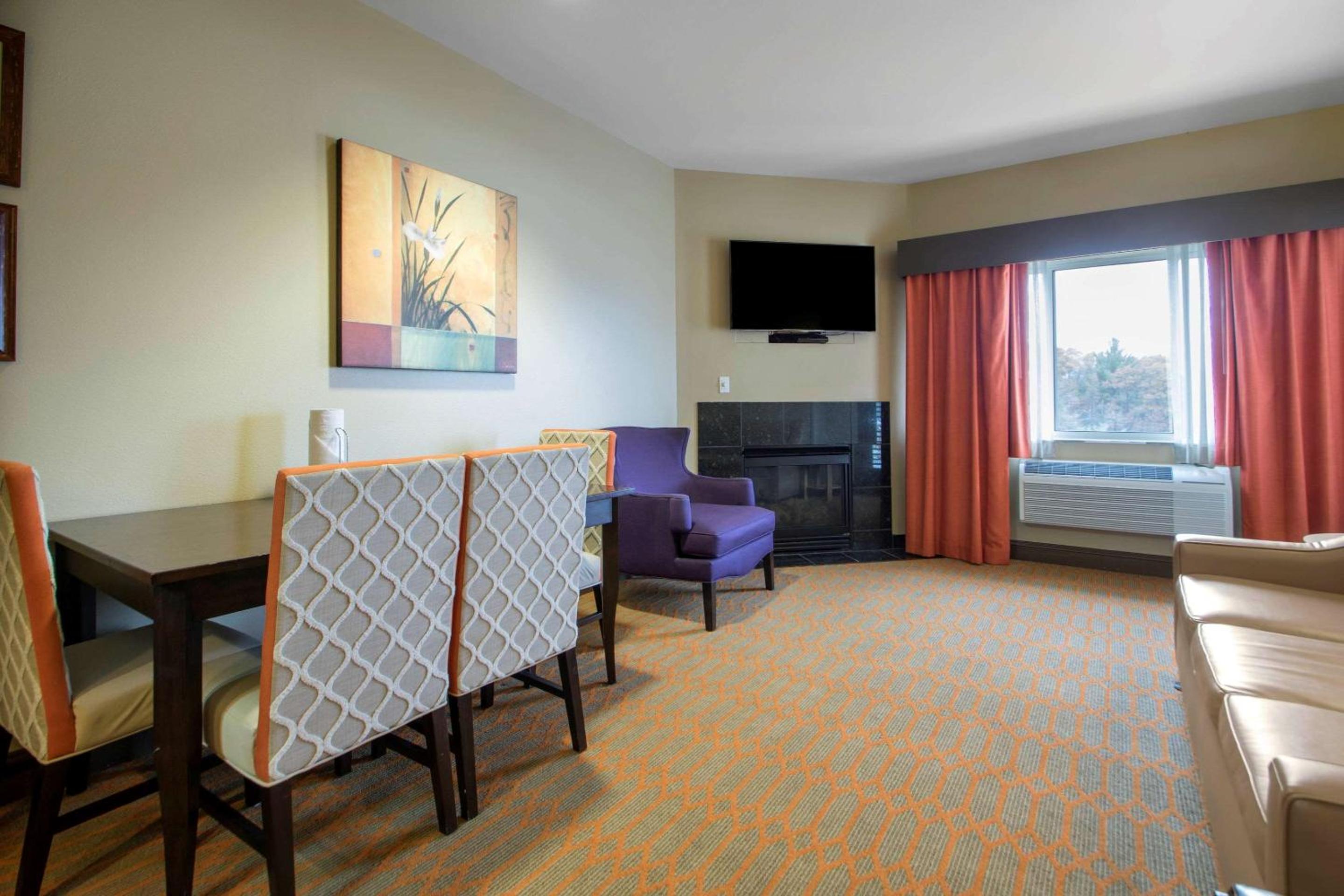 Two Bedroom Suite - Disability Accessible photo 3