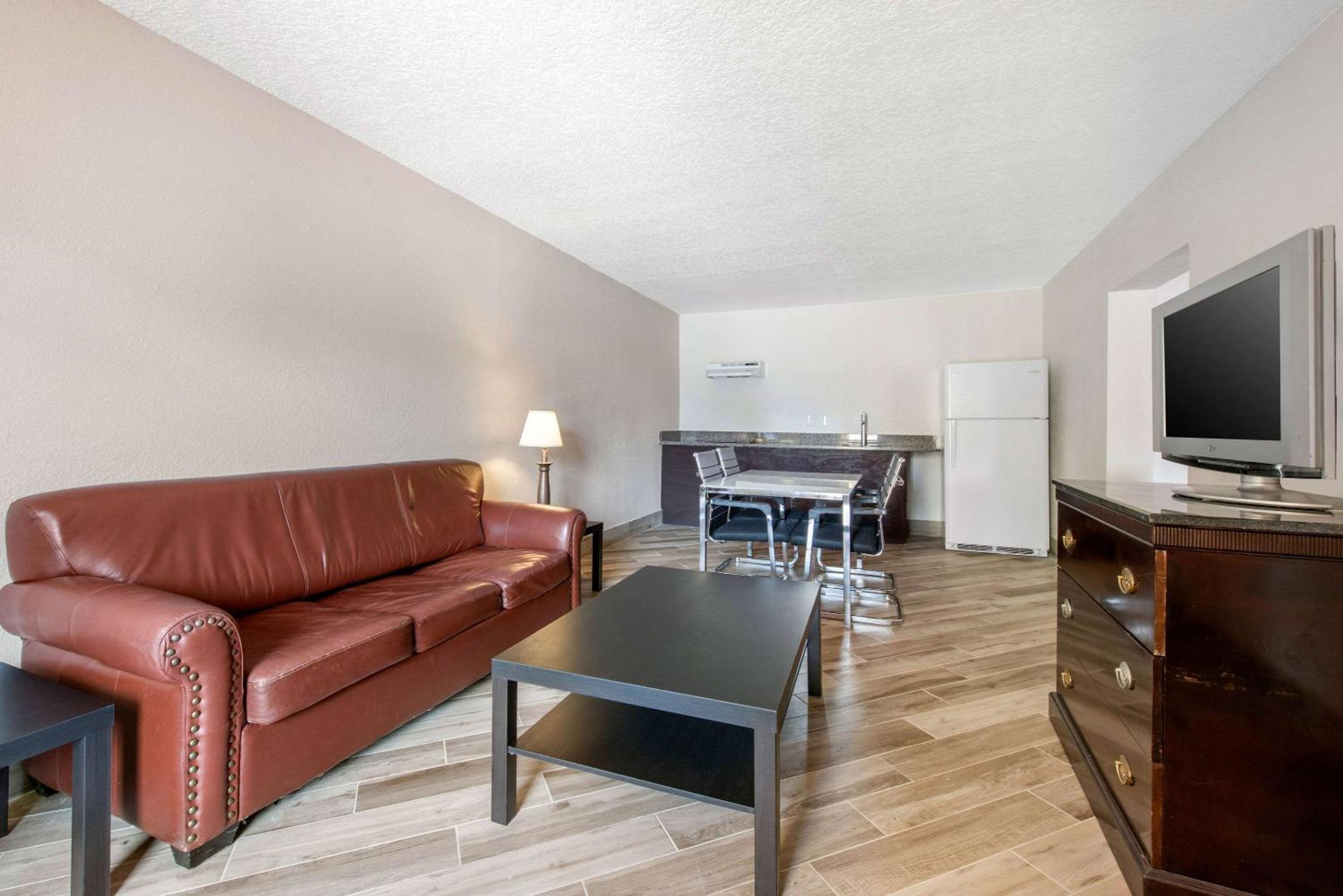 Queen Suite with Two Queen Beds - Non-Smoking - Photo 1