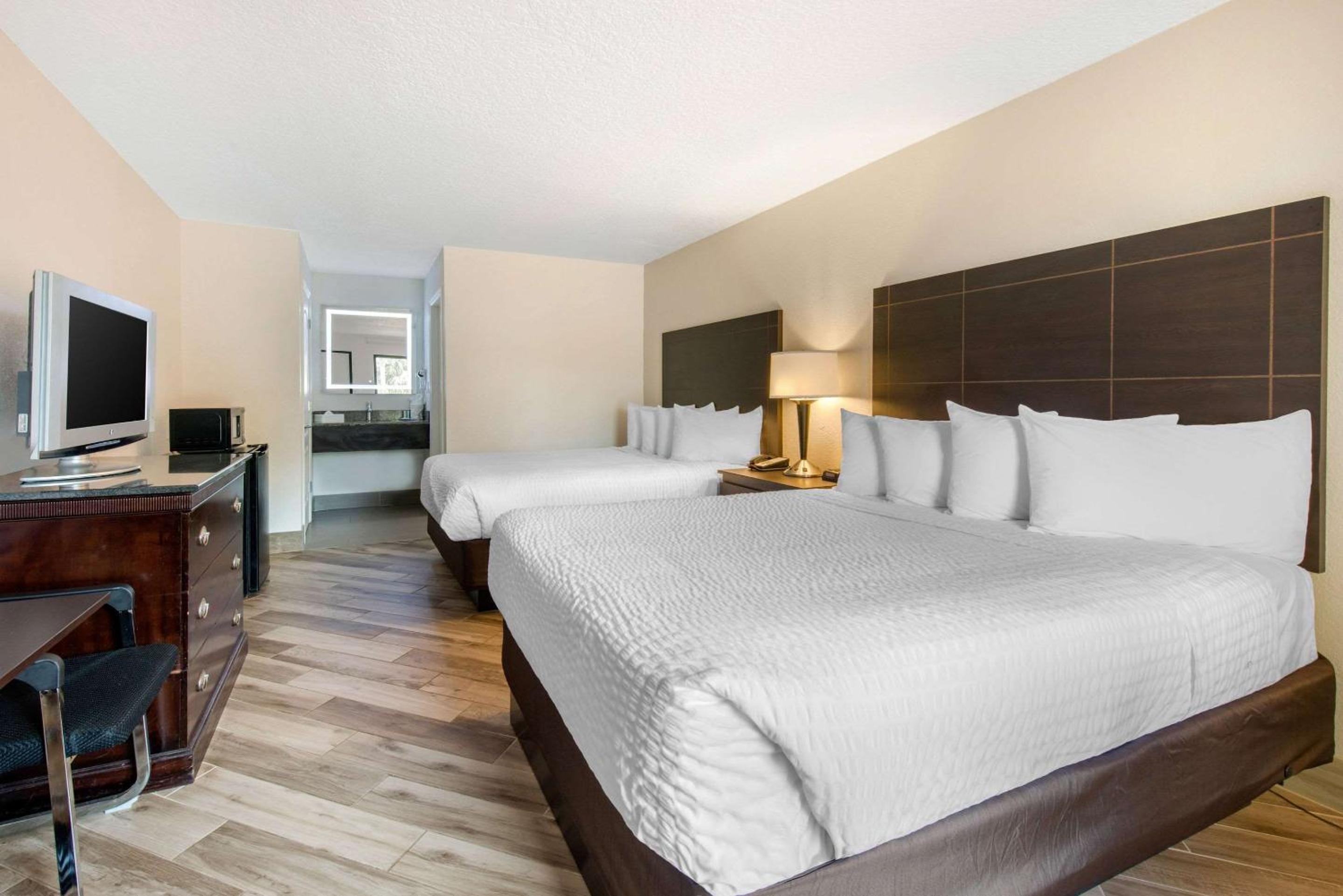 Queen Room with Two Queen Beds - Non-Smoking - Photo 2