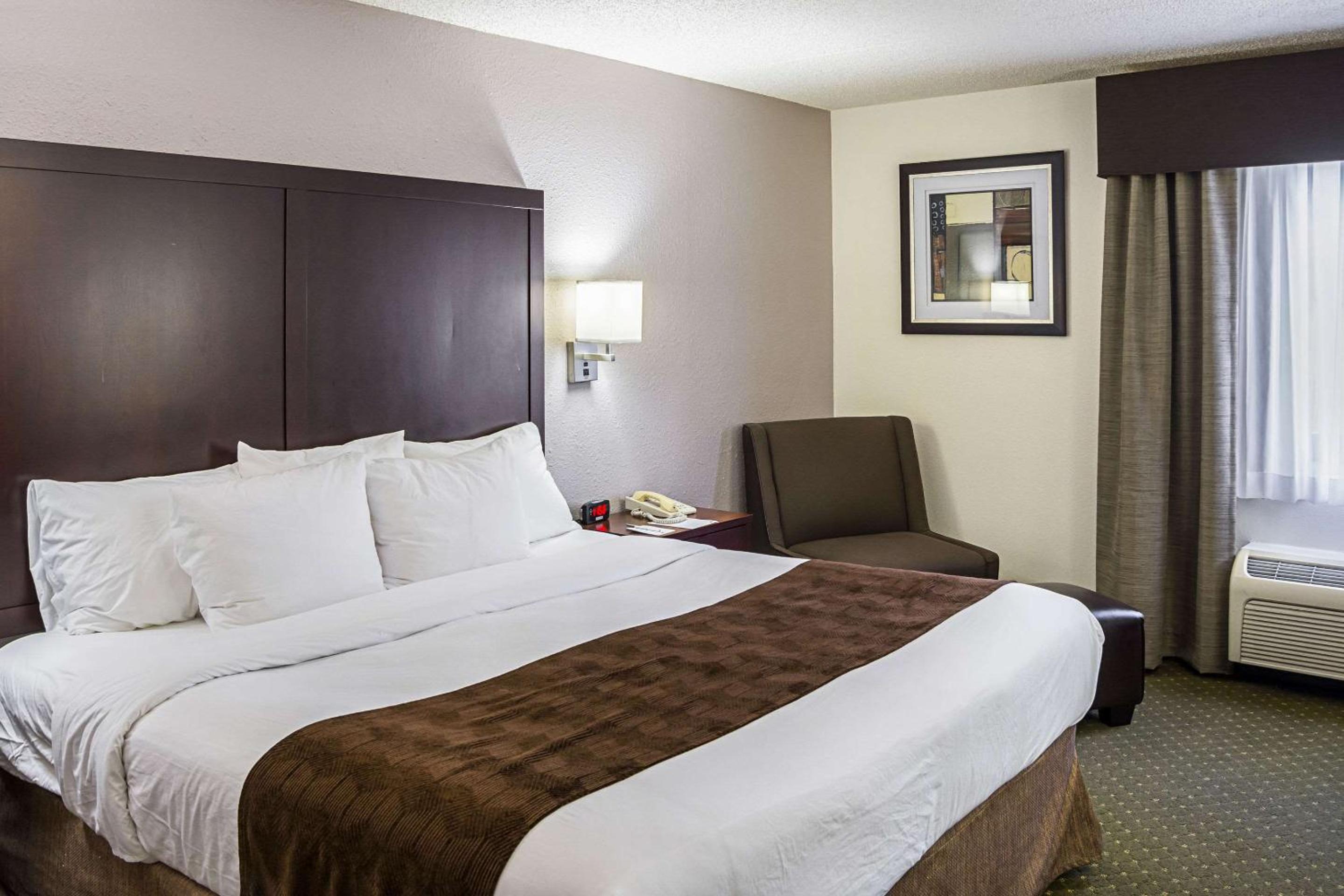 King Room with Roll-In Shower - Accessible/Non-Smoking photo 1