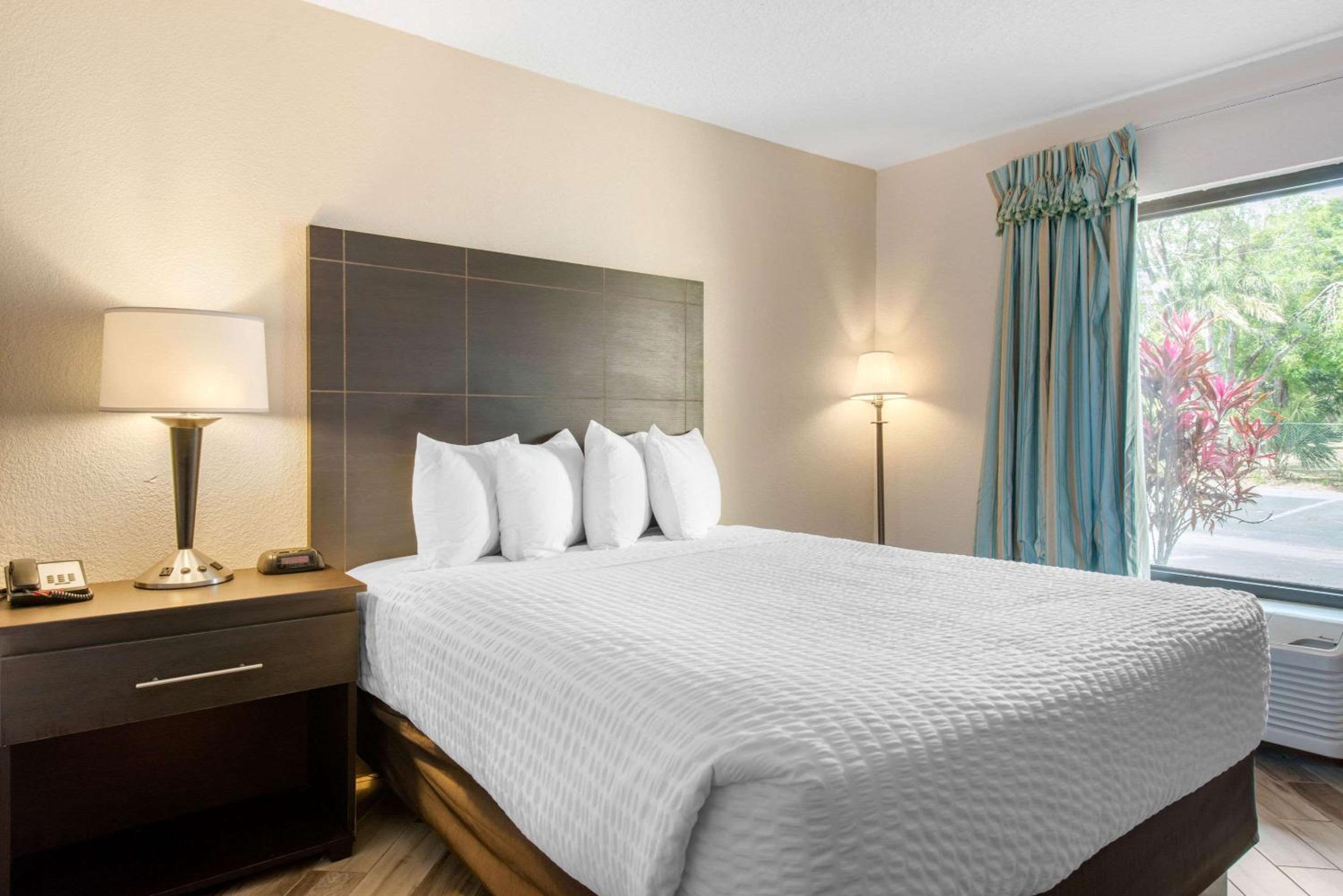 Queen Room with Two Queen Beds - Non-Smoking - Photo 5