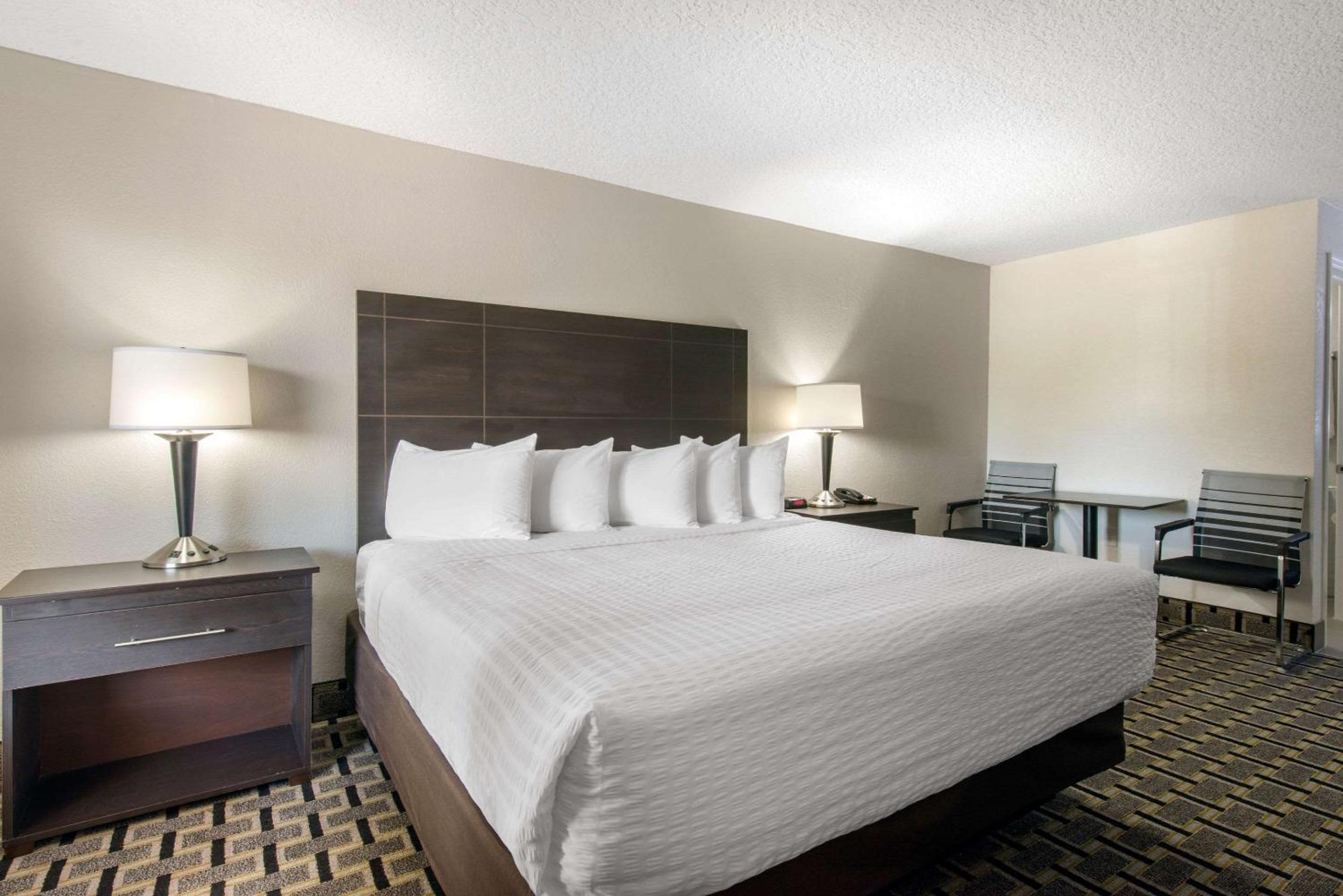 King Room - Non-Smoking - Photo 1