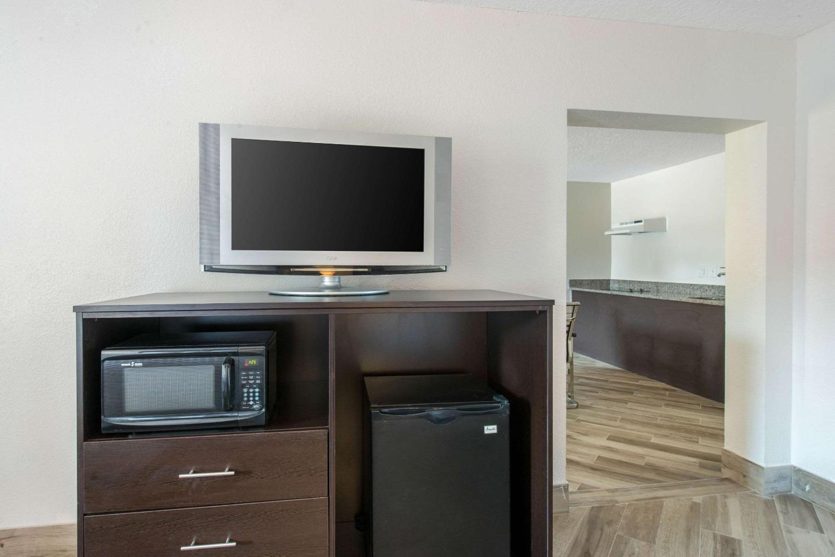 Queen Suite with Two Queen Beds - Non-Smoking - Photo 6