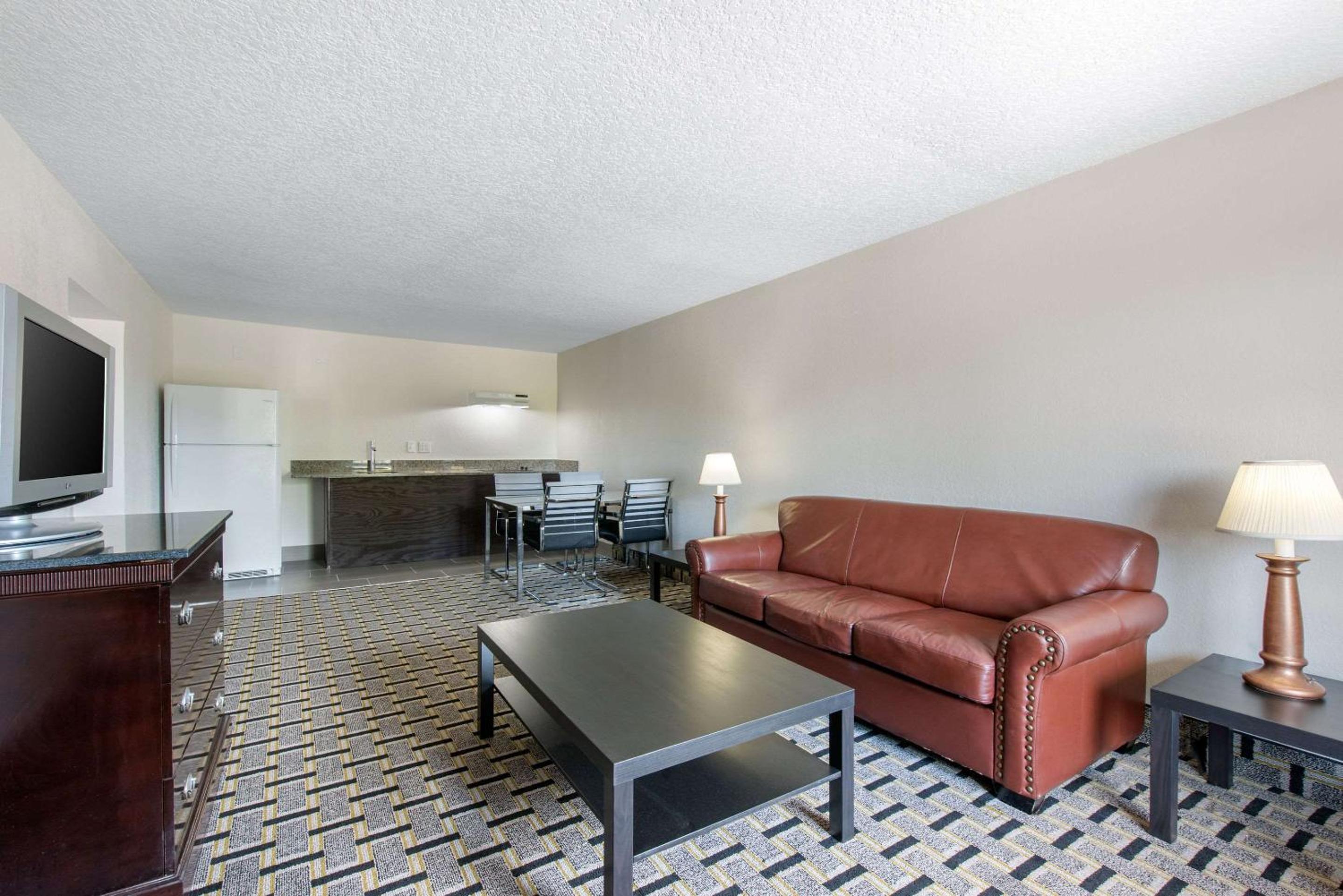 Queen Suite with Two Queen Beds - Non-Smoking - Photo 4