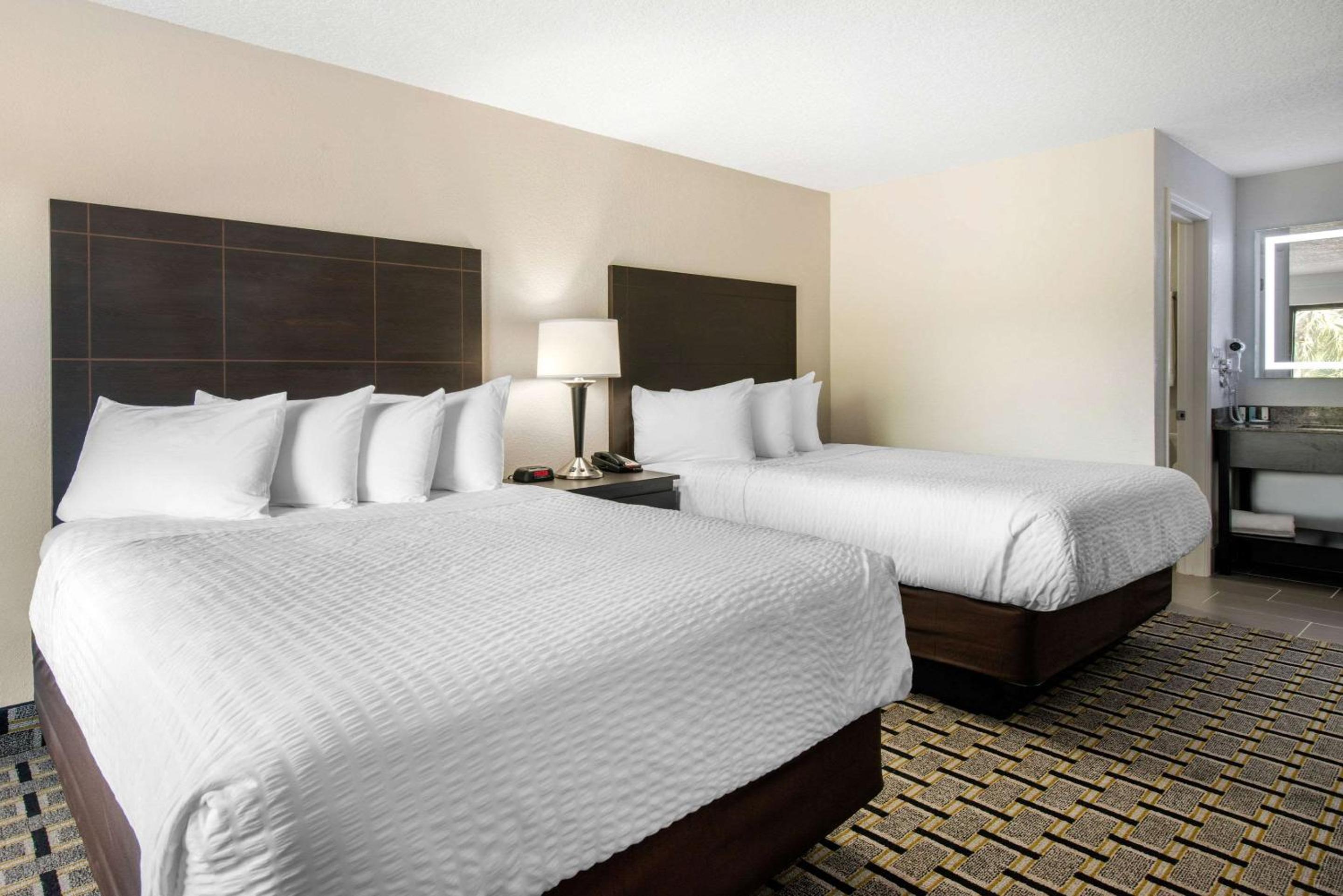 Queen Suite with Two Queen Beds - Non-Smoking - Photo 7