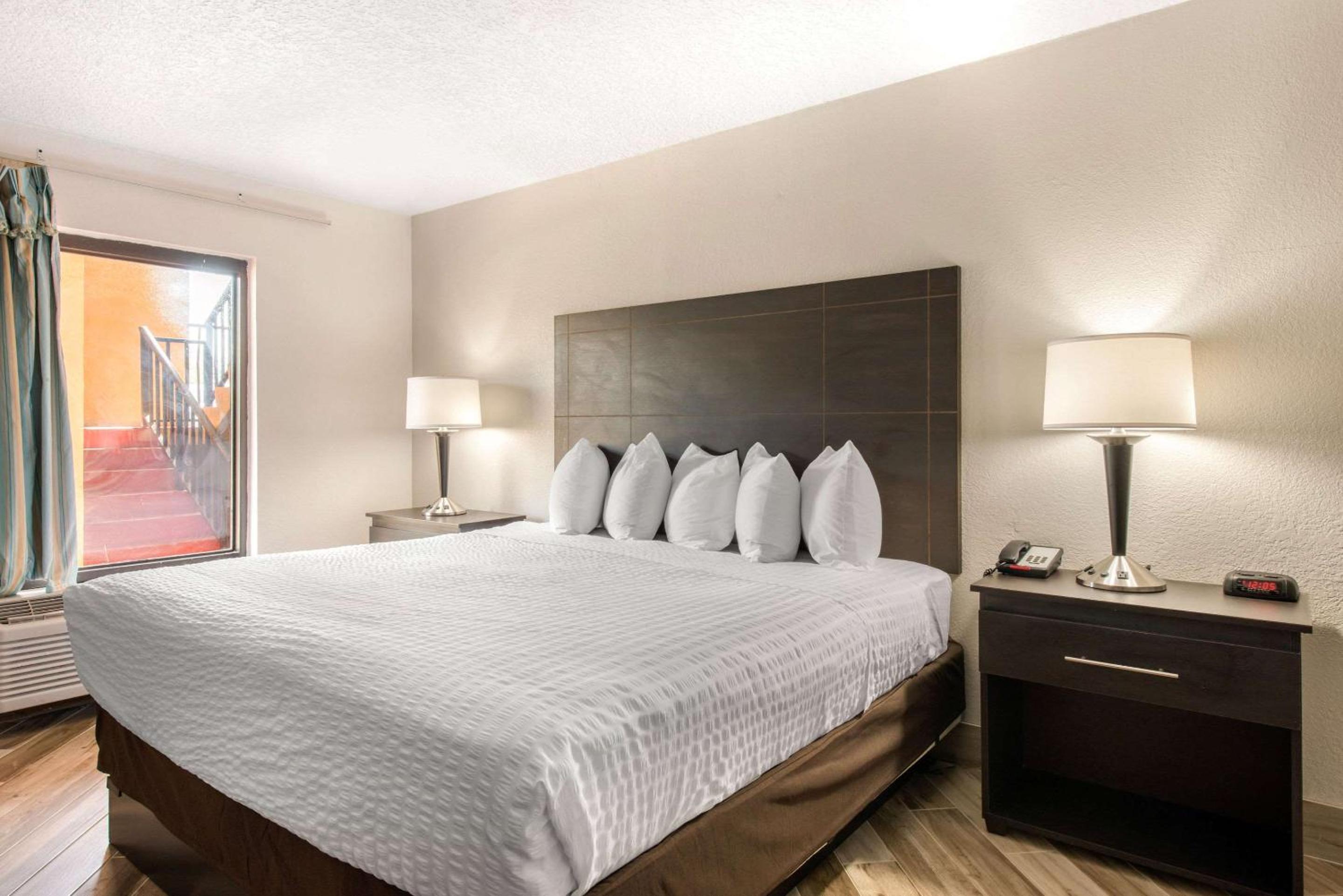 King Room - Non-Smoking - Photo 8