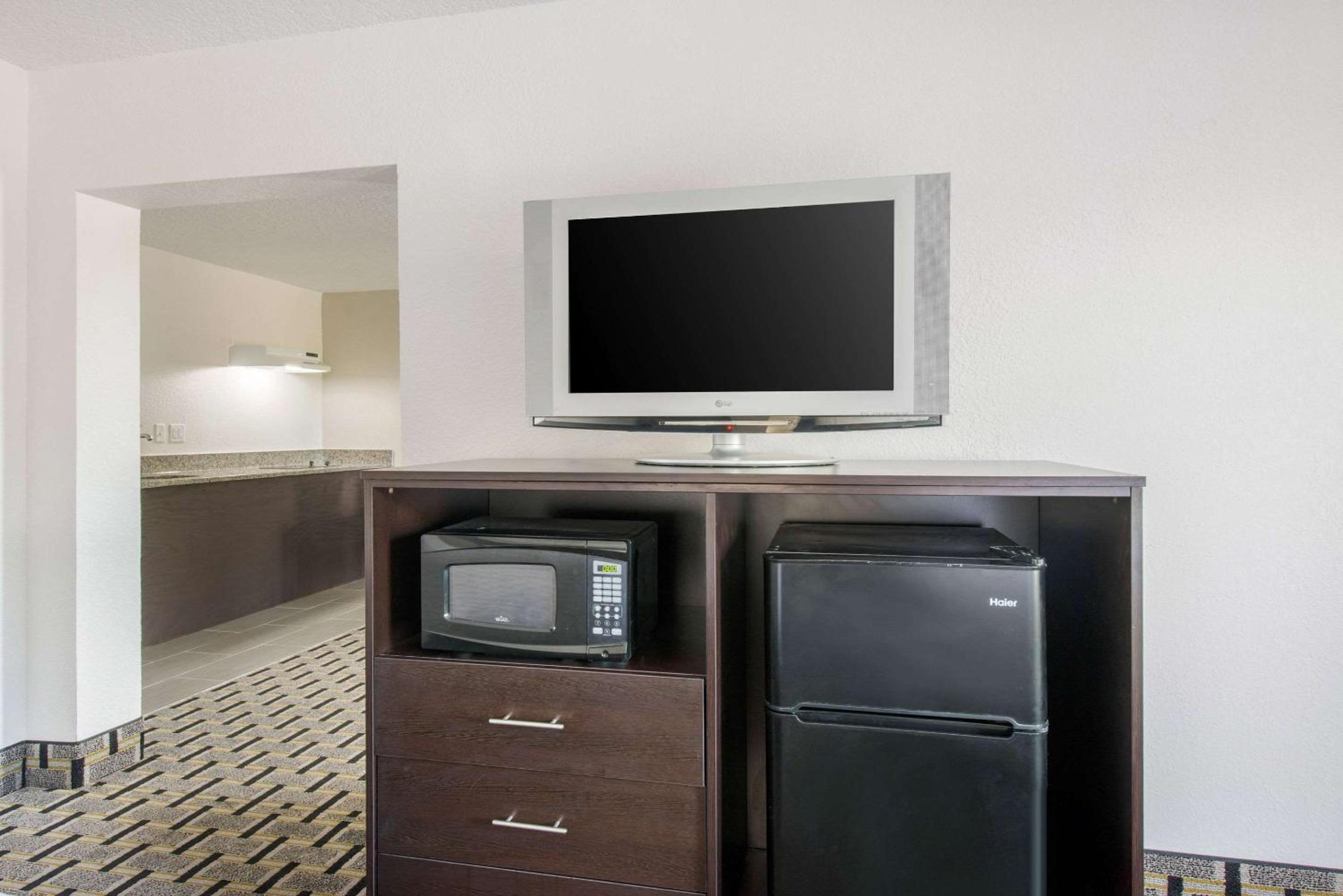 Queen Suite with Two Queen Beds - Non-Smoking - Photo 2
