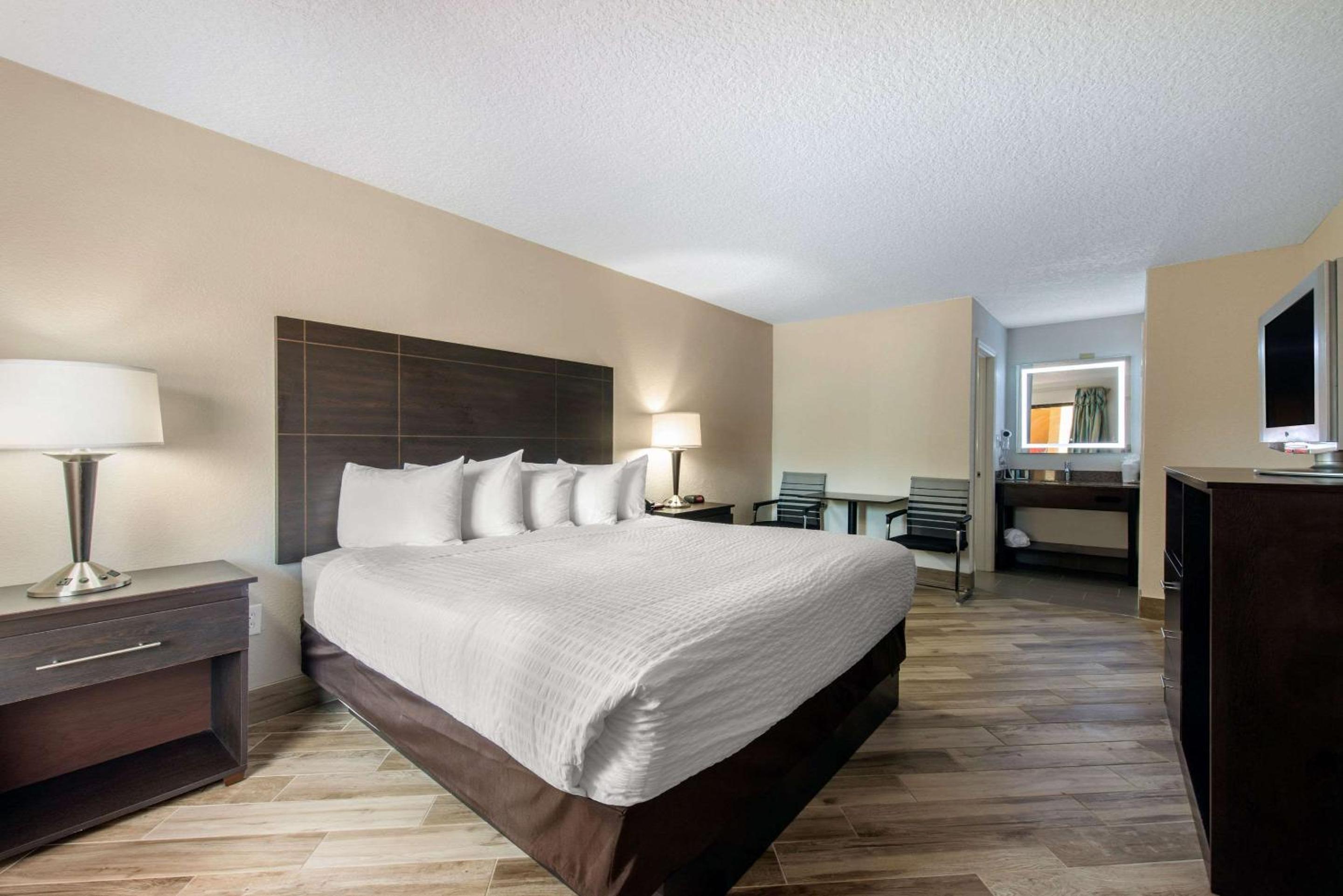 King Room - Non-Smoking - Photo 2