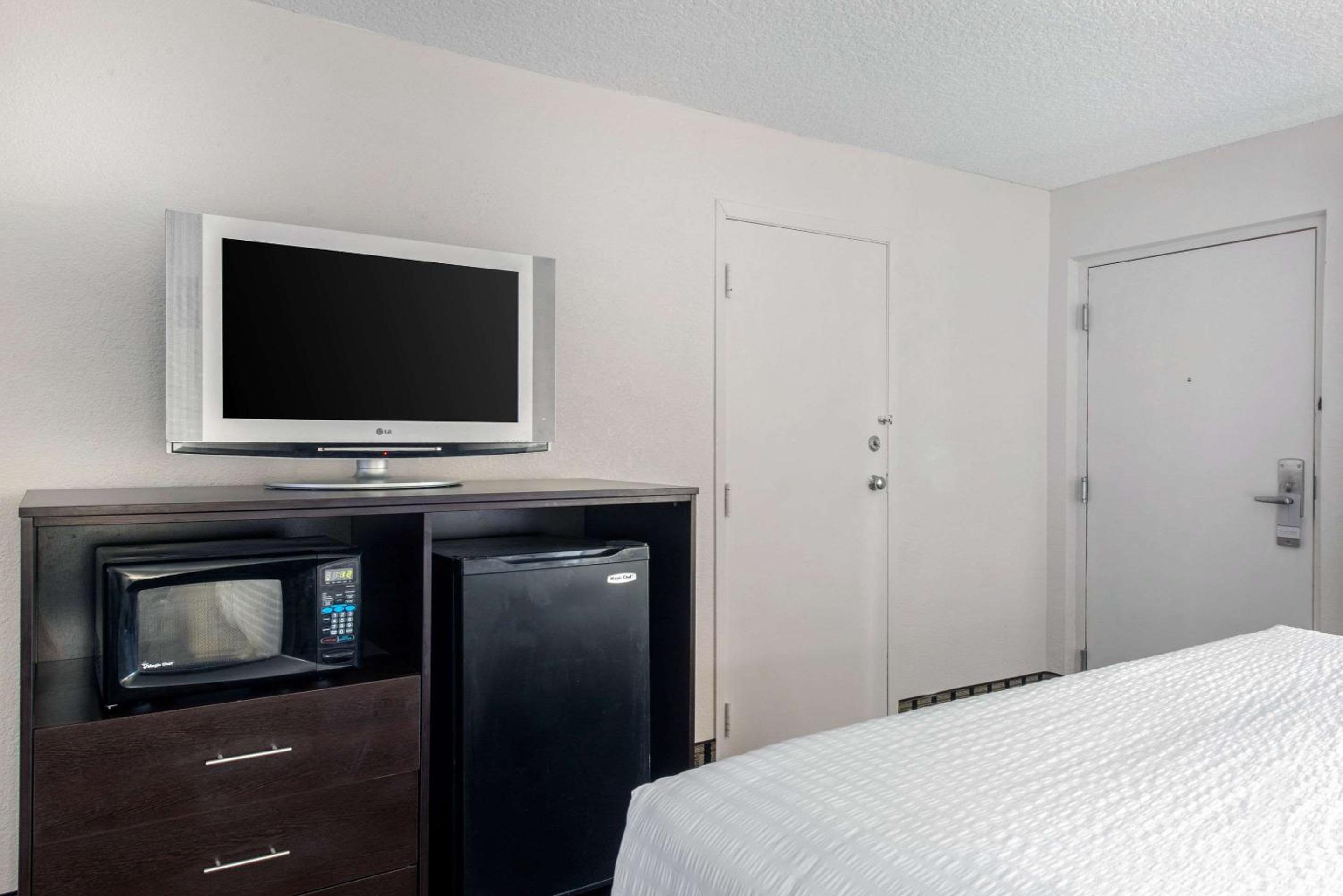 King Room - Non-Smoking - Photo 7
