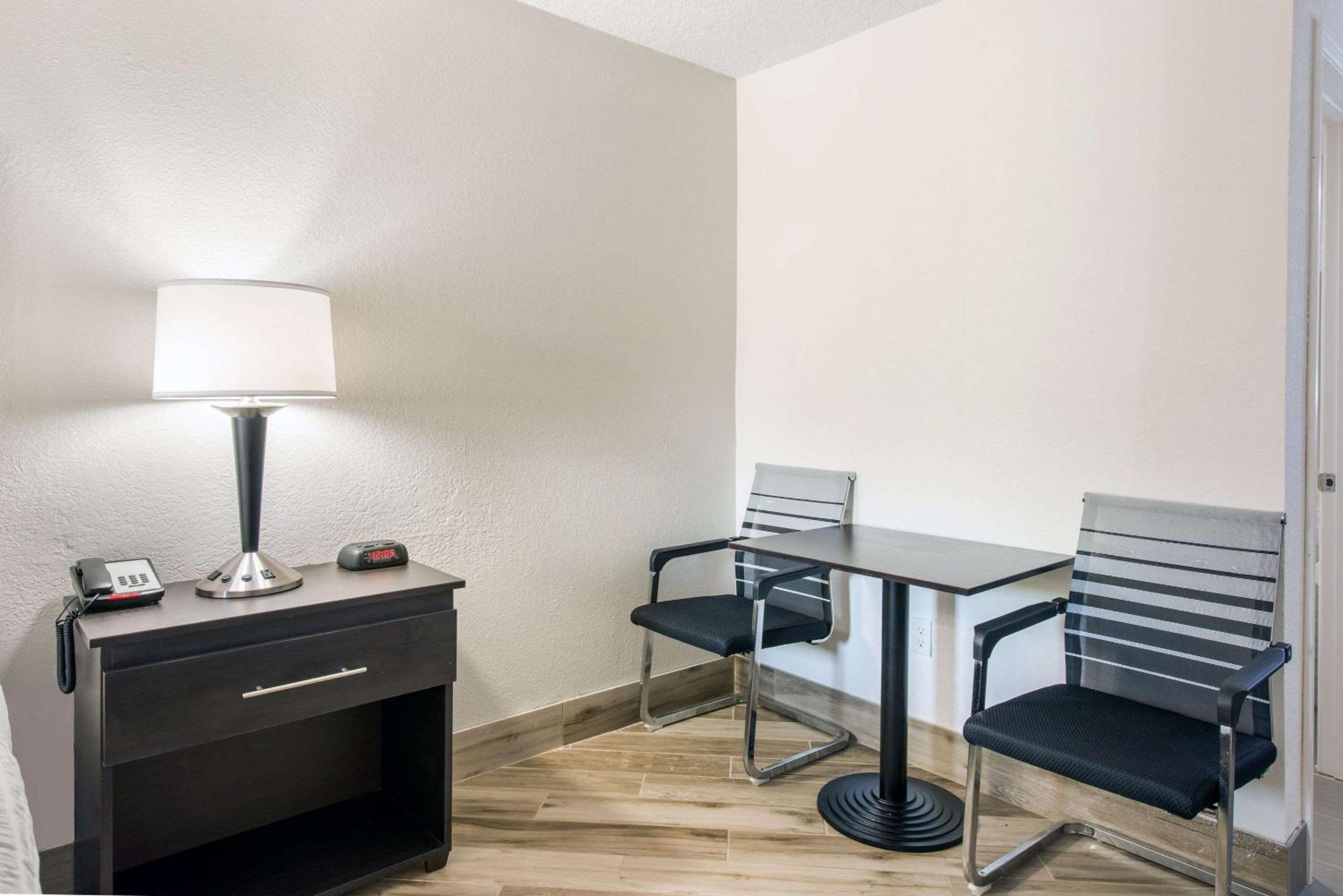 King Room - Non-Smoking - Photo 6