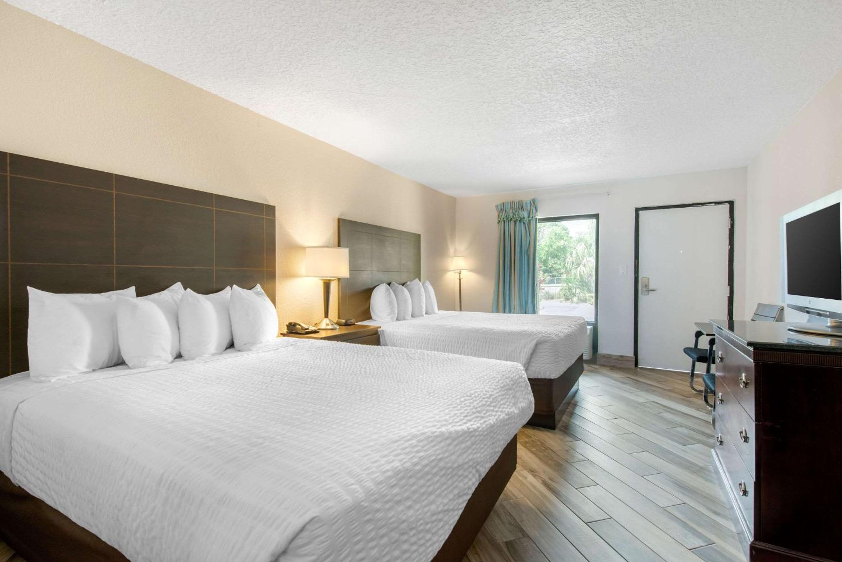 Queen Room with Two Queen Beds - Non-Smoking - Photo 3