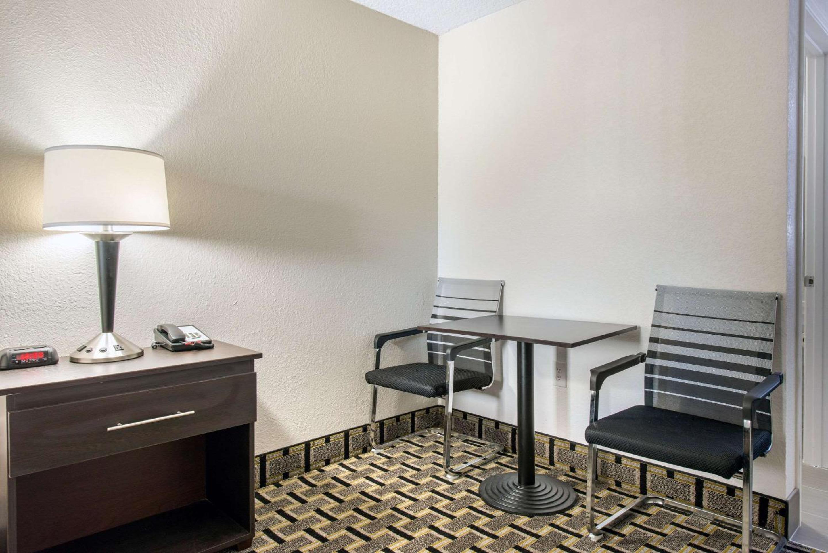 King Room - Non-Smoking - Photo 5