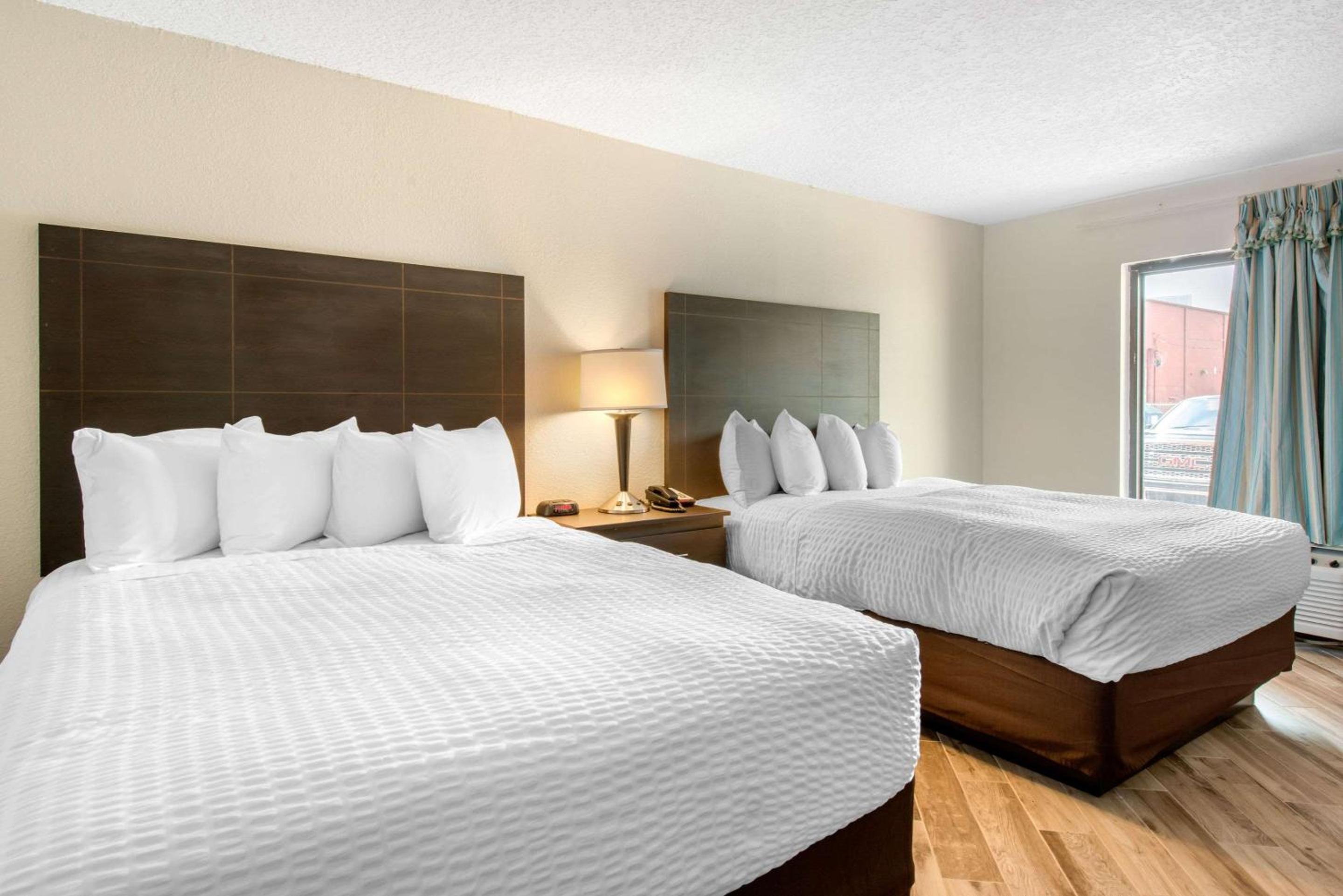 Queen Suite with Two Queen Beds - Non-Smoking - Photo 8