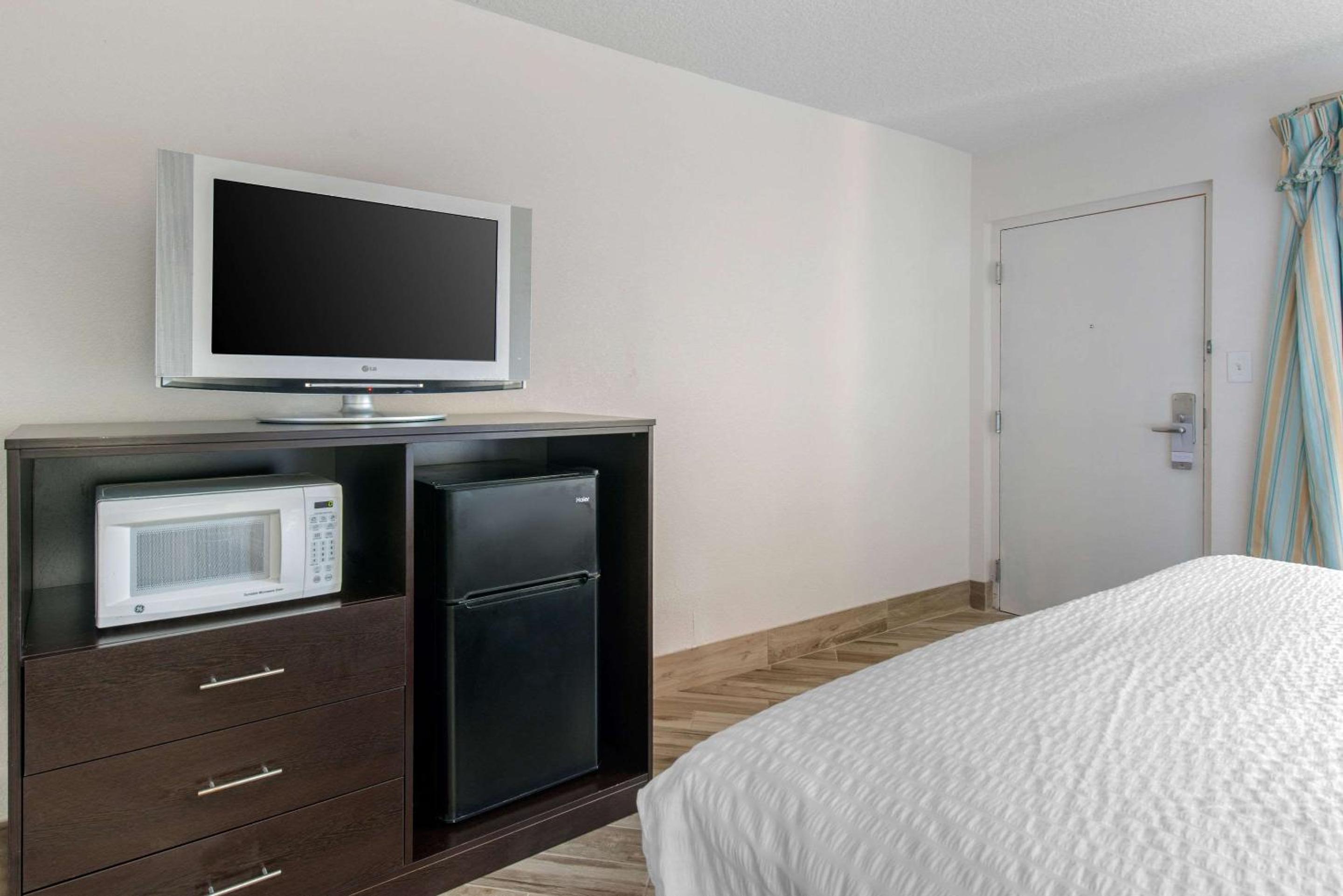 King Room - Non-Smoking - Photo 4