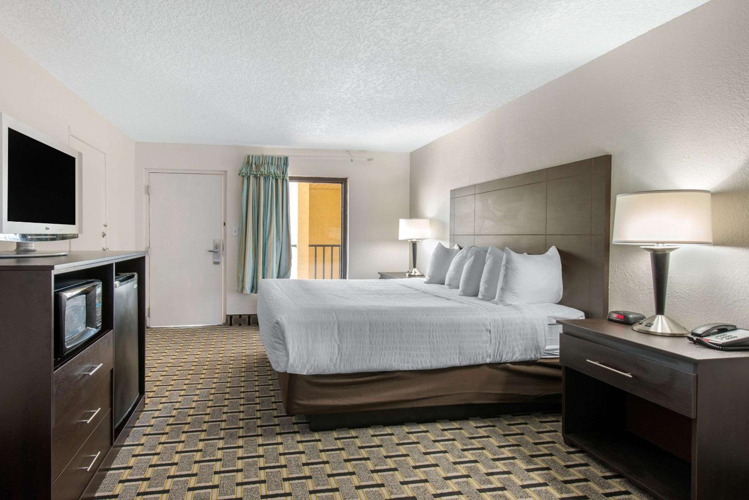 King Room - Non-Smoking - Photo 3