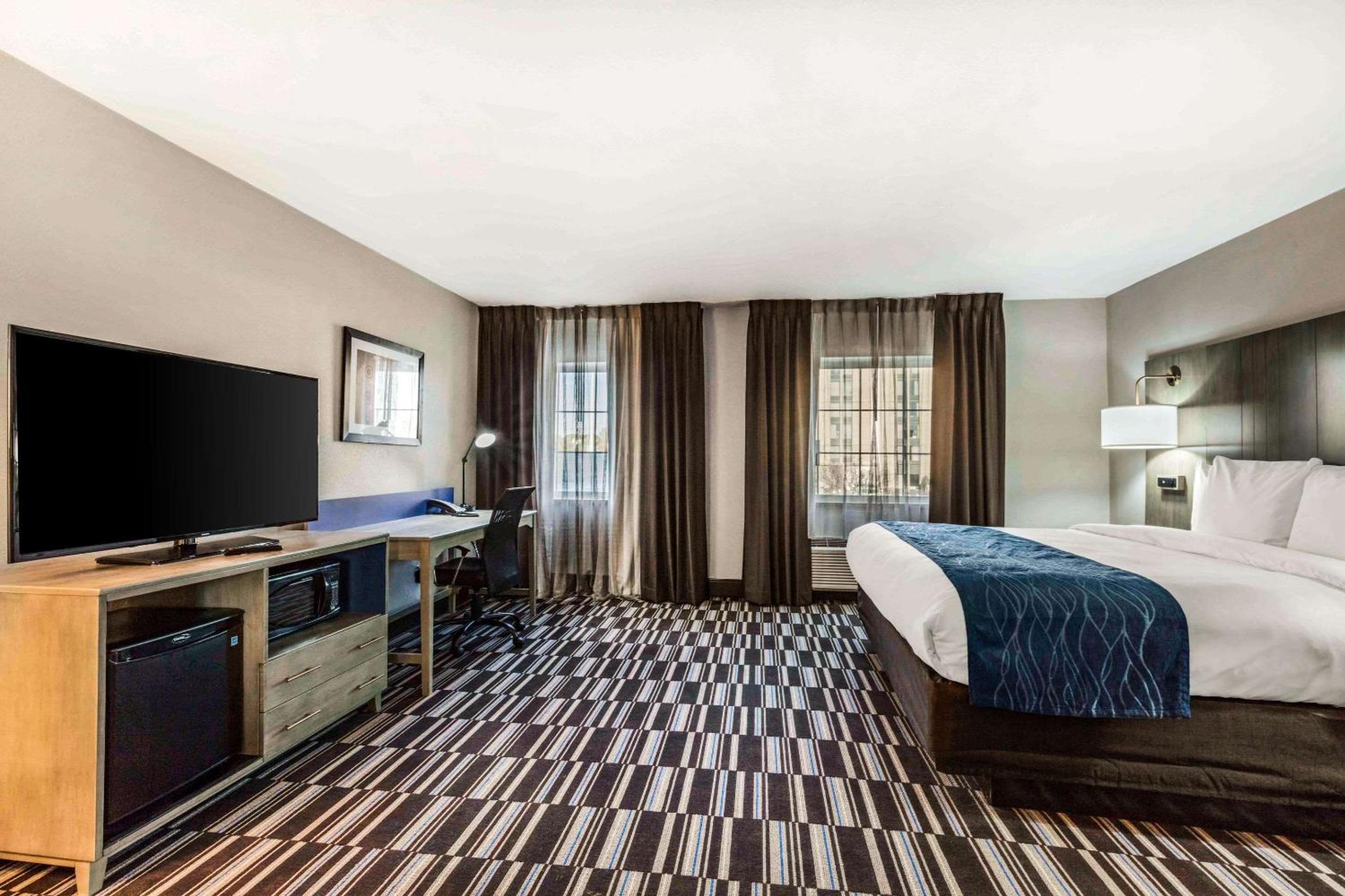 Deluxe King Room - Non-Smoking - Photo 1