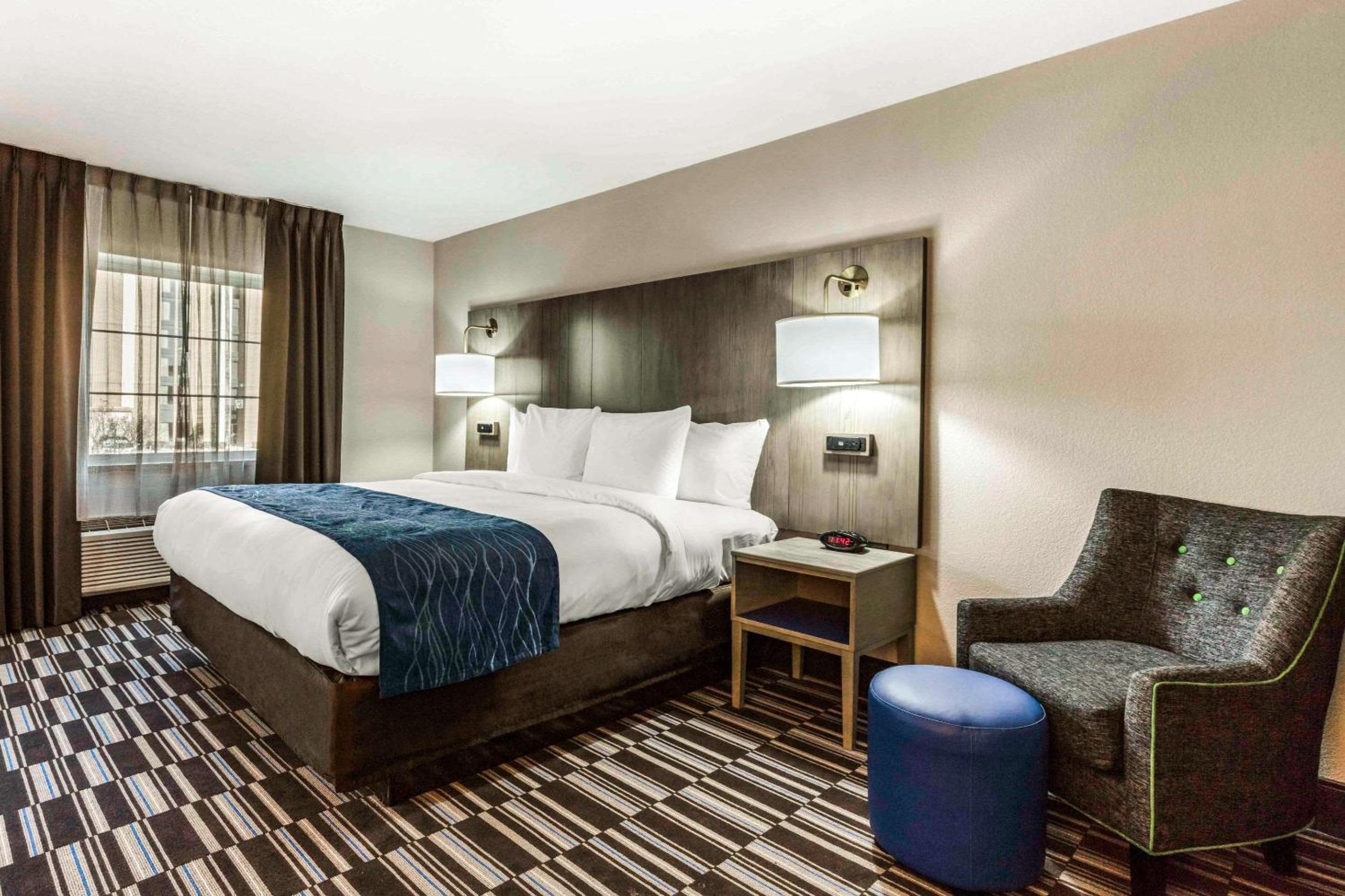 Deluxe King Room - Non-Smoking - Photo 3