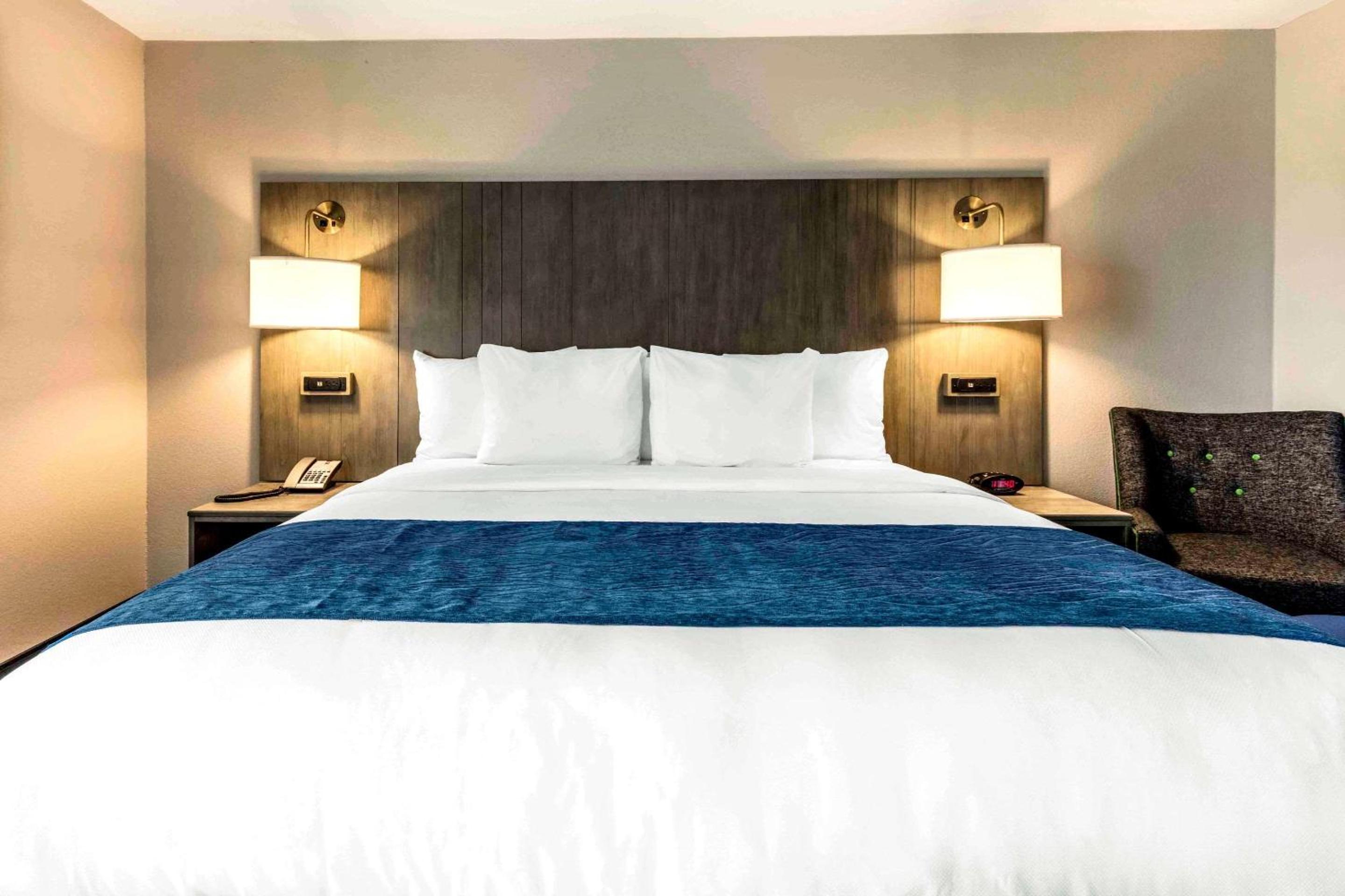King Room - Non-Smoking - Photo 1