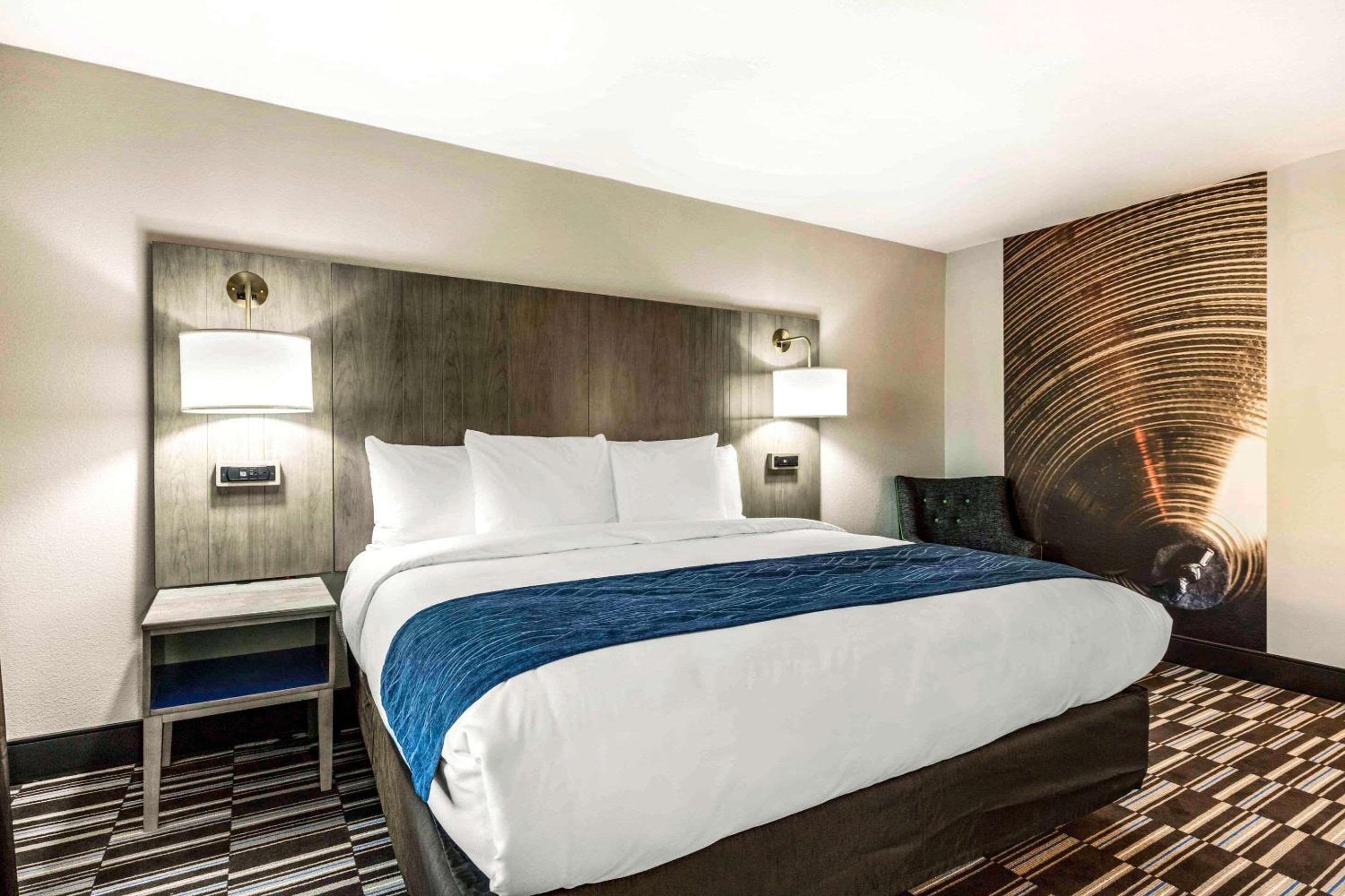 Deluxe King Room - Non-Smoking - Photo 4