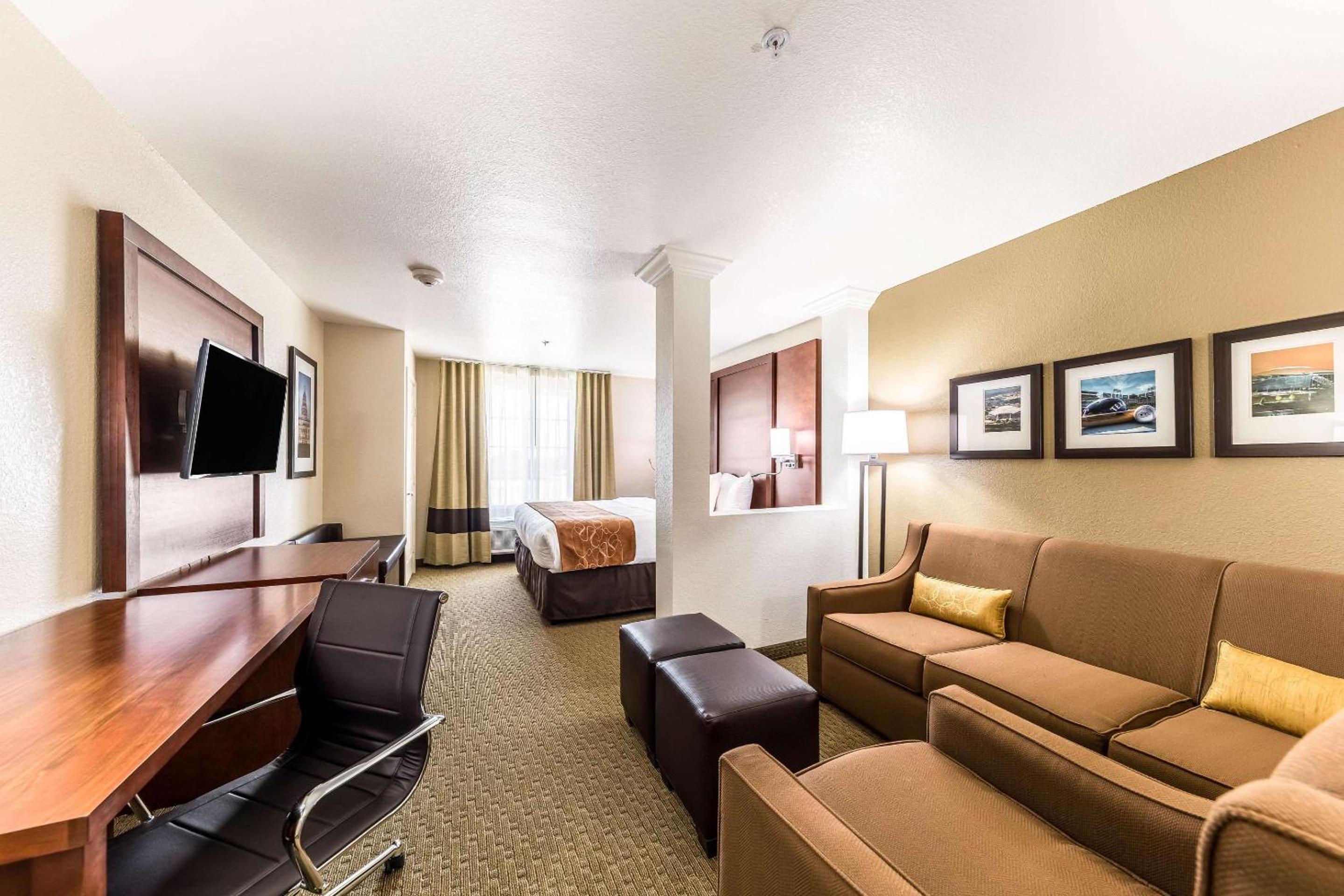 King Suite with Sofa Bed - Disability Access/Non-Smoking photo 2
