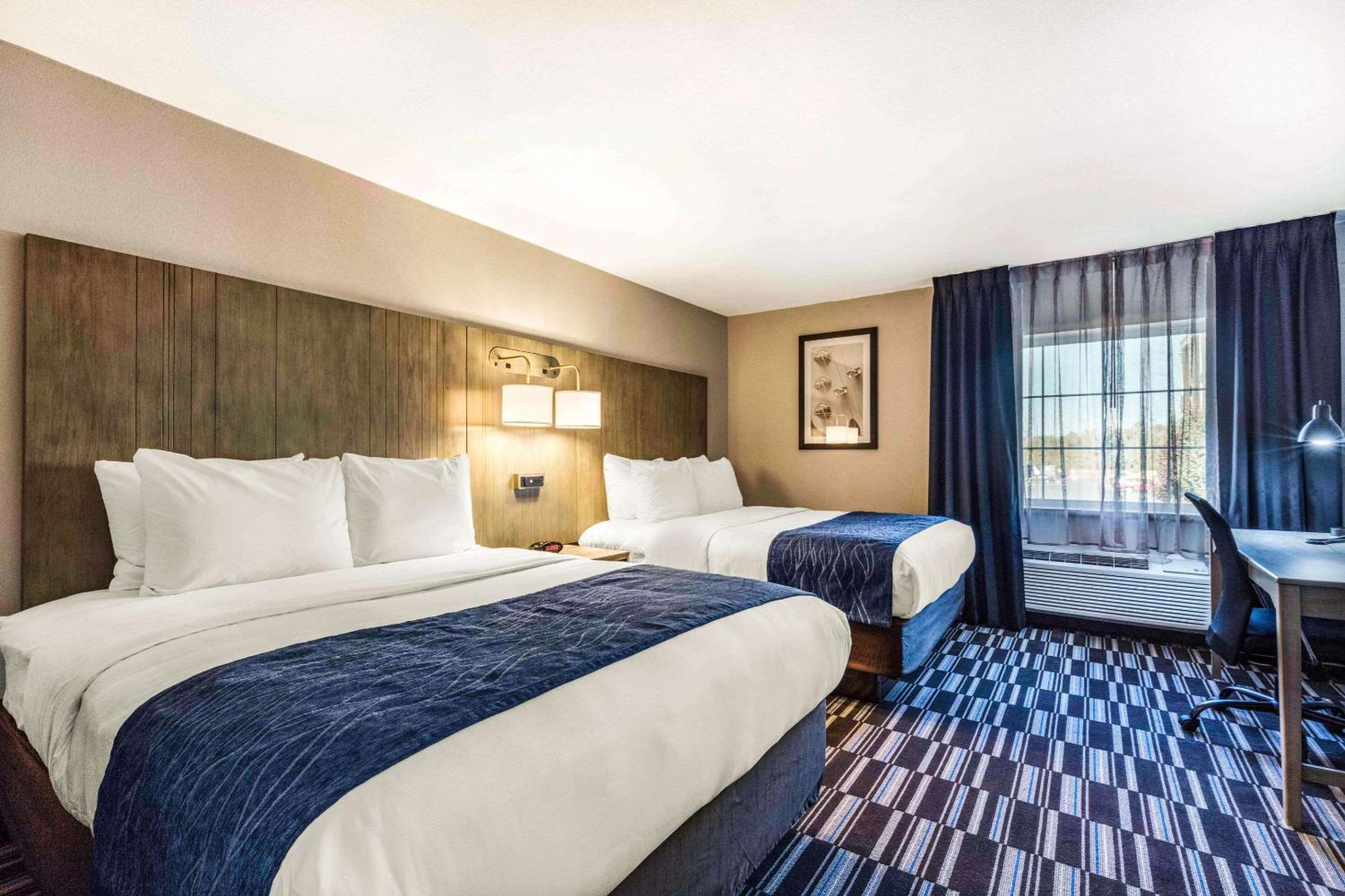 Queen Room with Two Queen Beds - Non-Smoking - Photo 5
