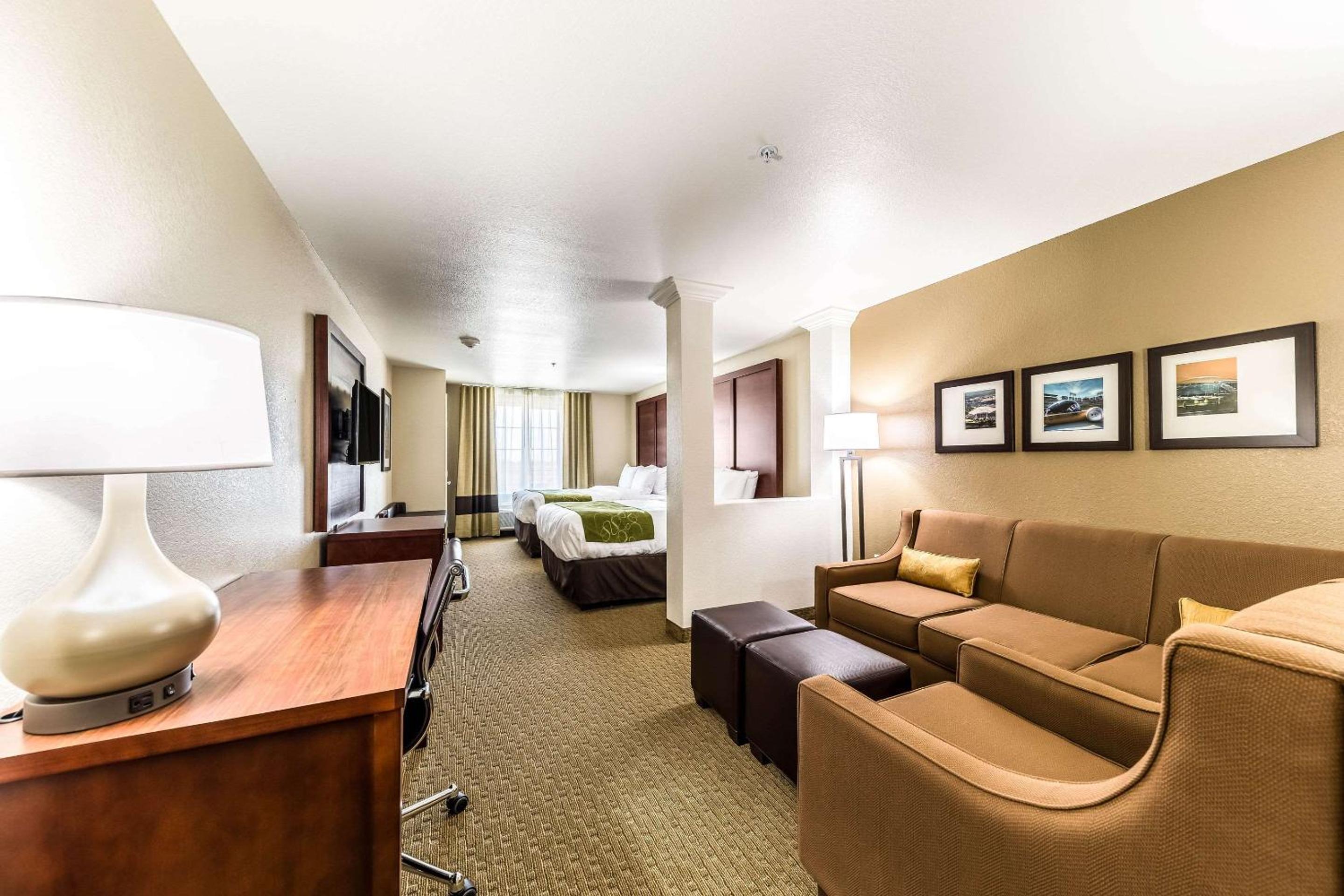 Queen Suite with Two Queen Beds and Sofa Bed photo 2