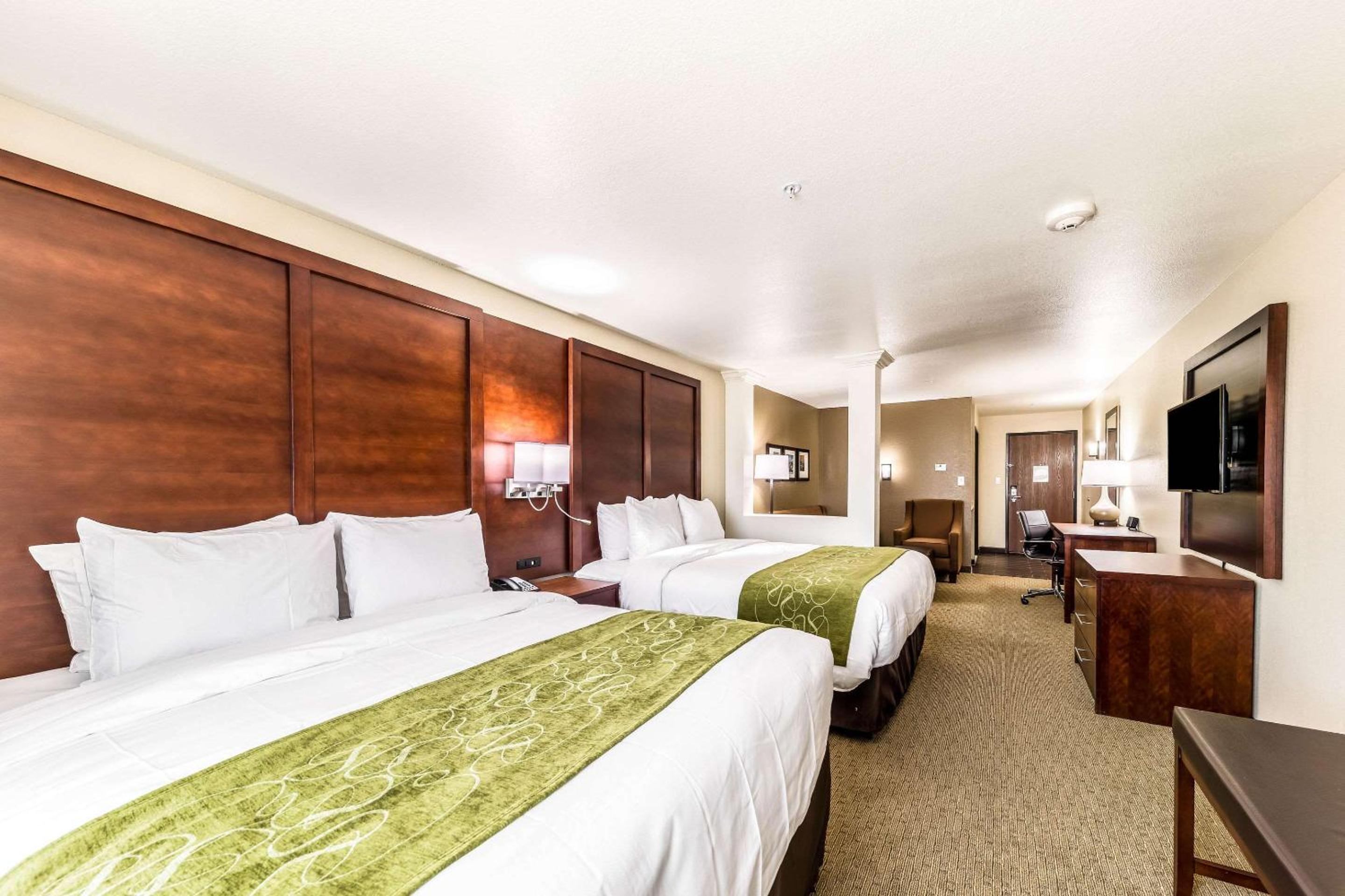 Queen Suite with Two Queen Beds and Sofa Bed photo 3