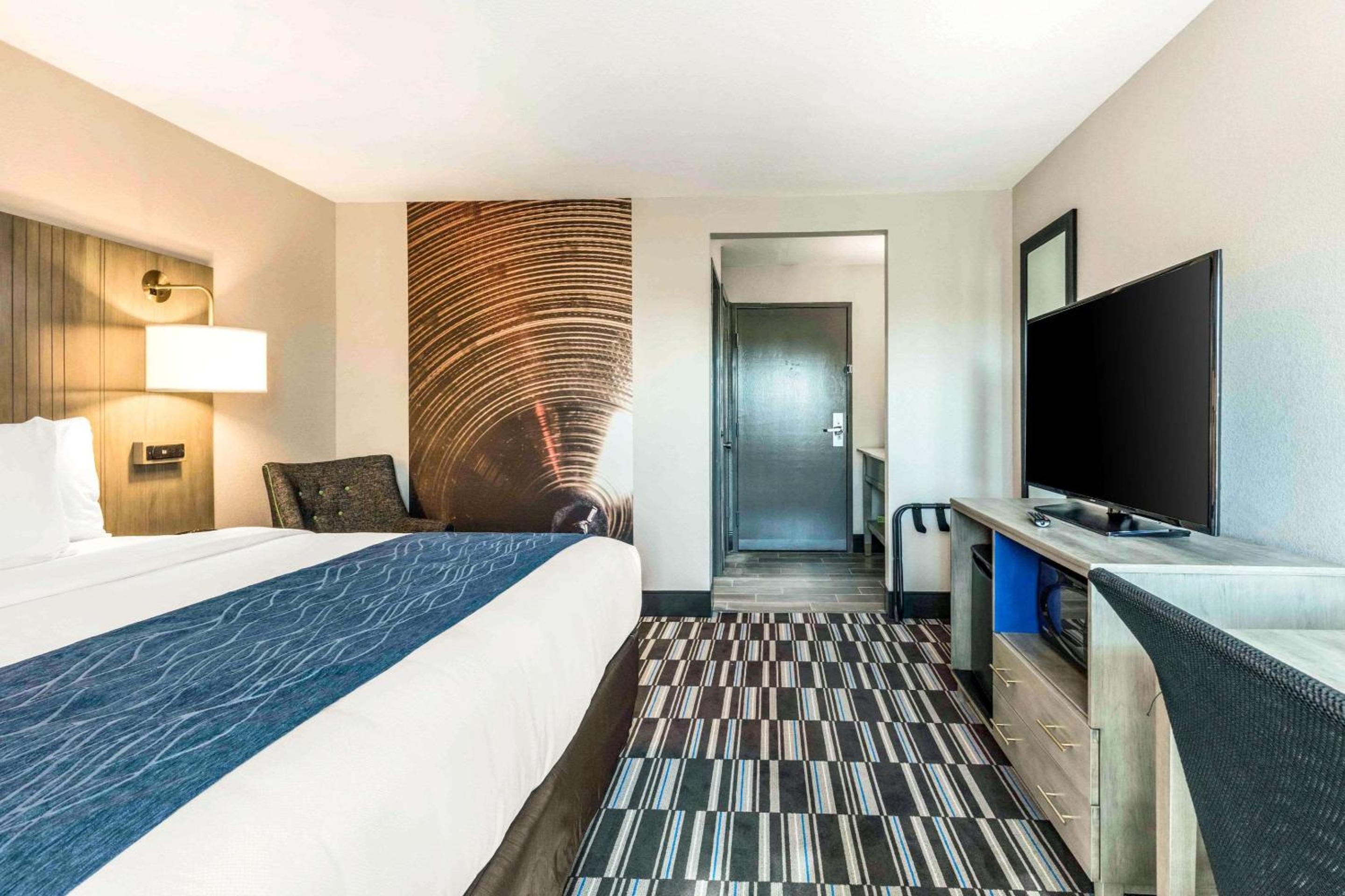 King Room - Non-Smoking - Photo 2