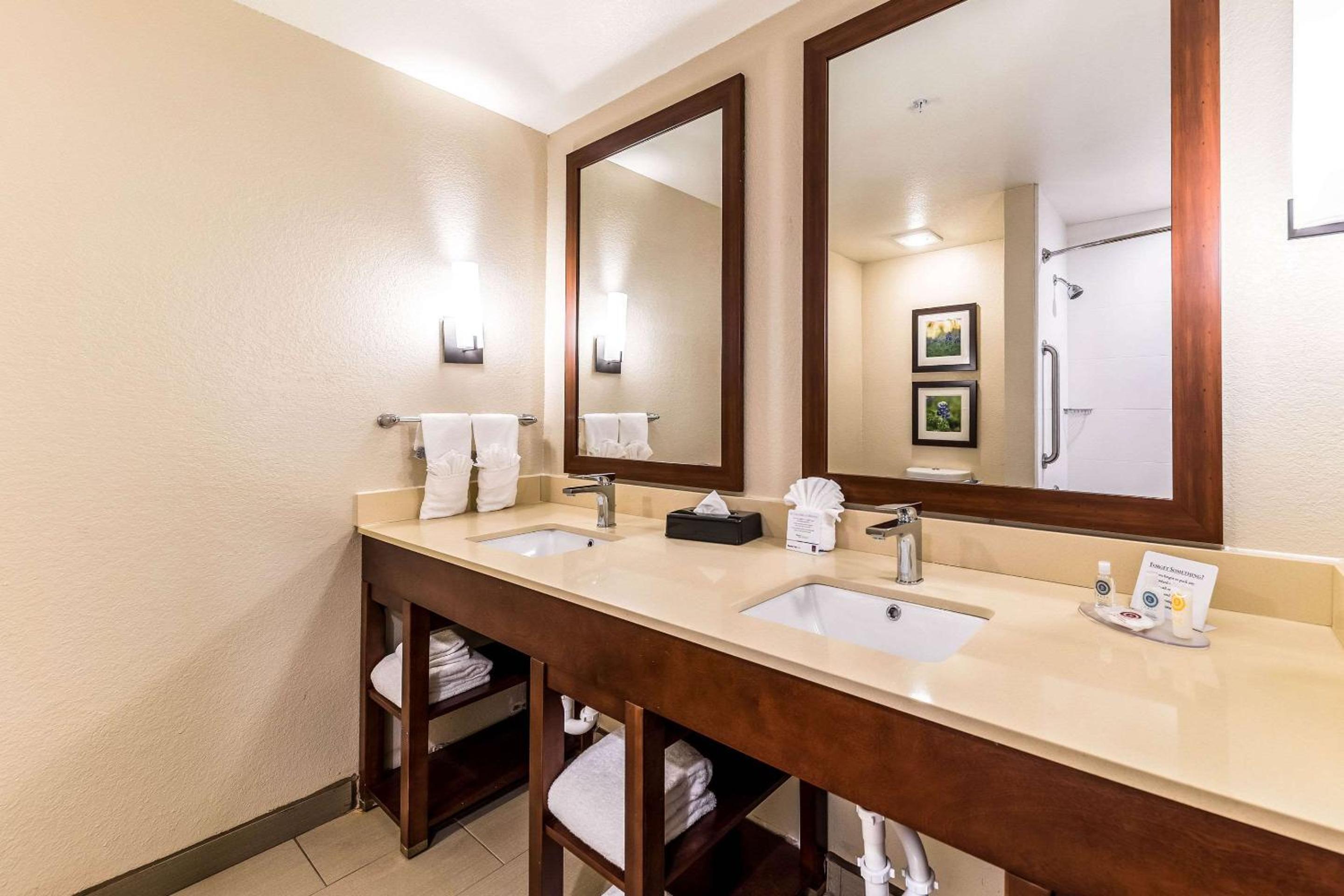 King Suite - Accessible/Non-Smoking photo 3