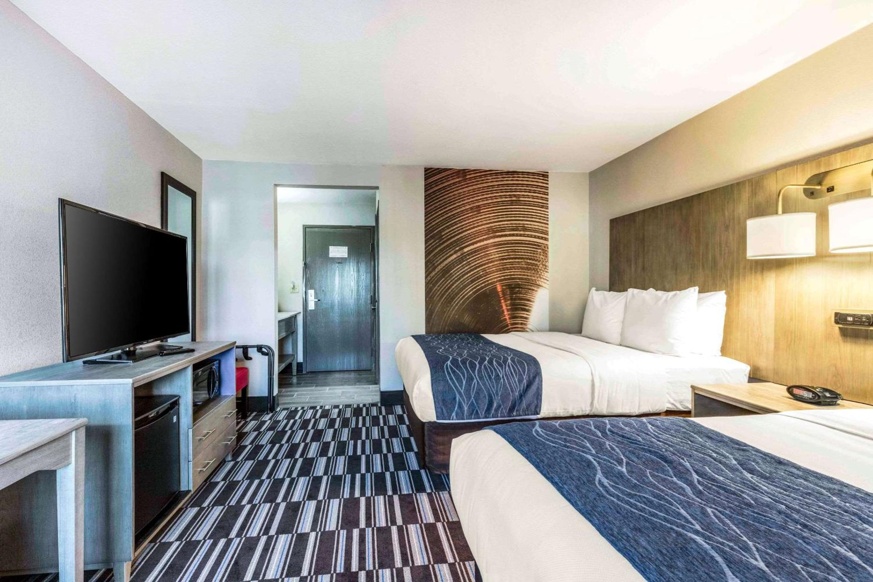 Queen Room with Two Queen Beds - Non-Smoking - Photo 4