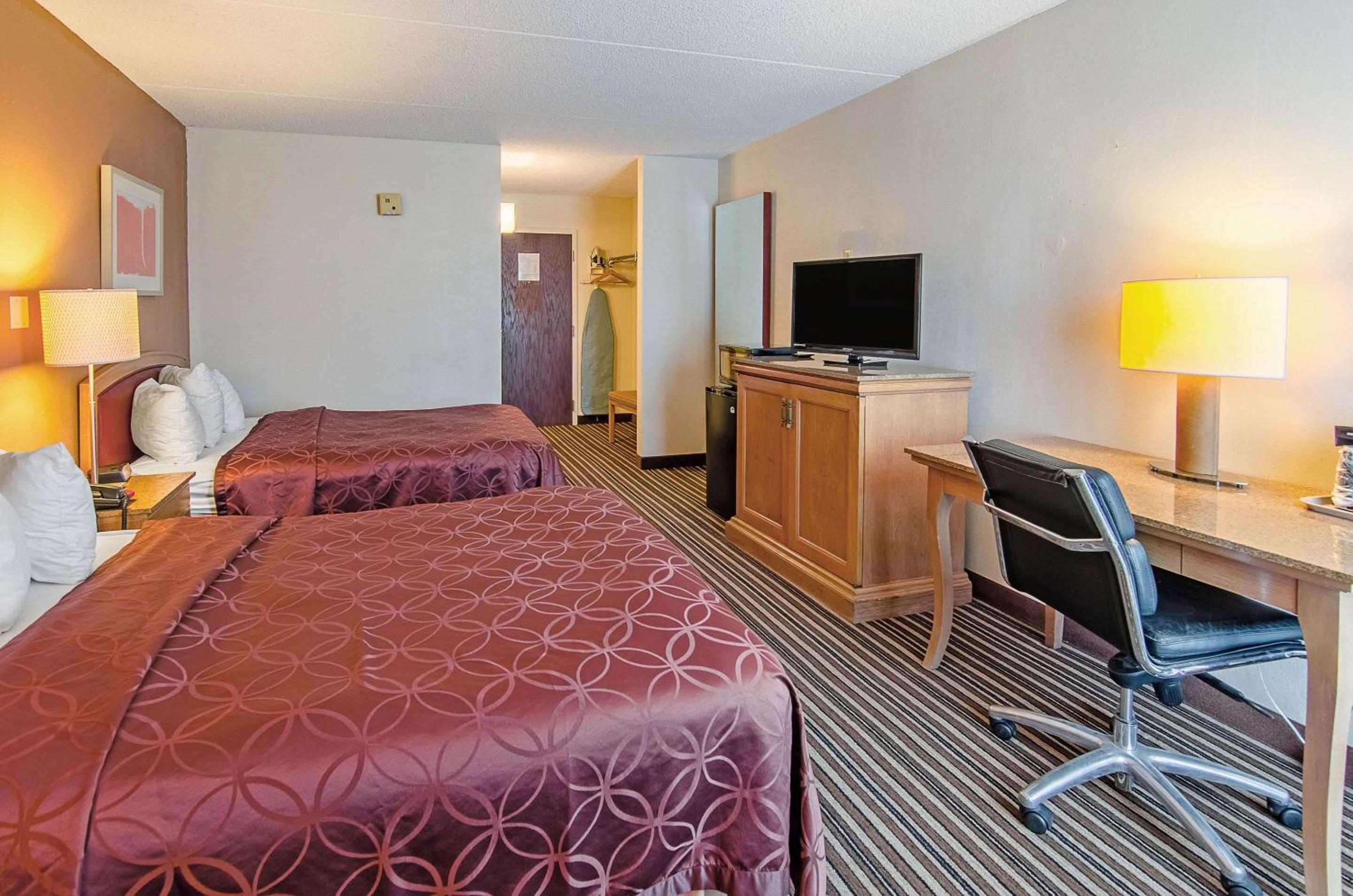 Double Room with Two Double Beds - Non-Smoking - Photo 2