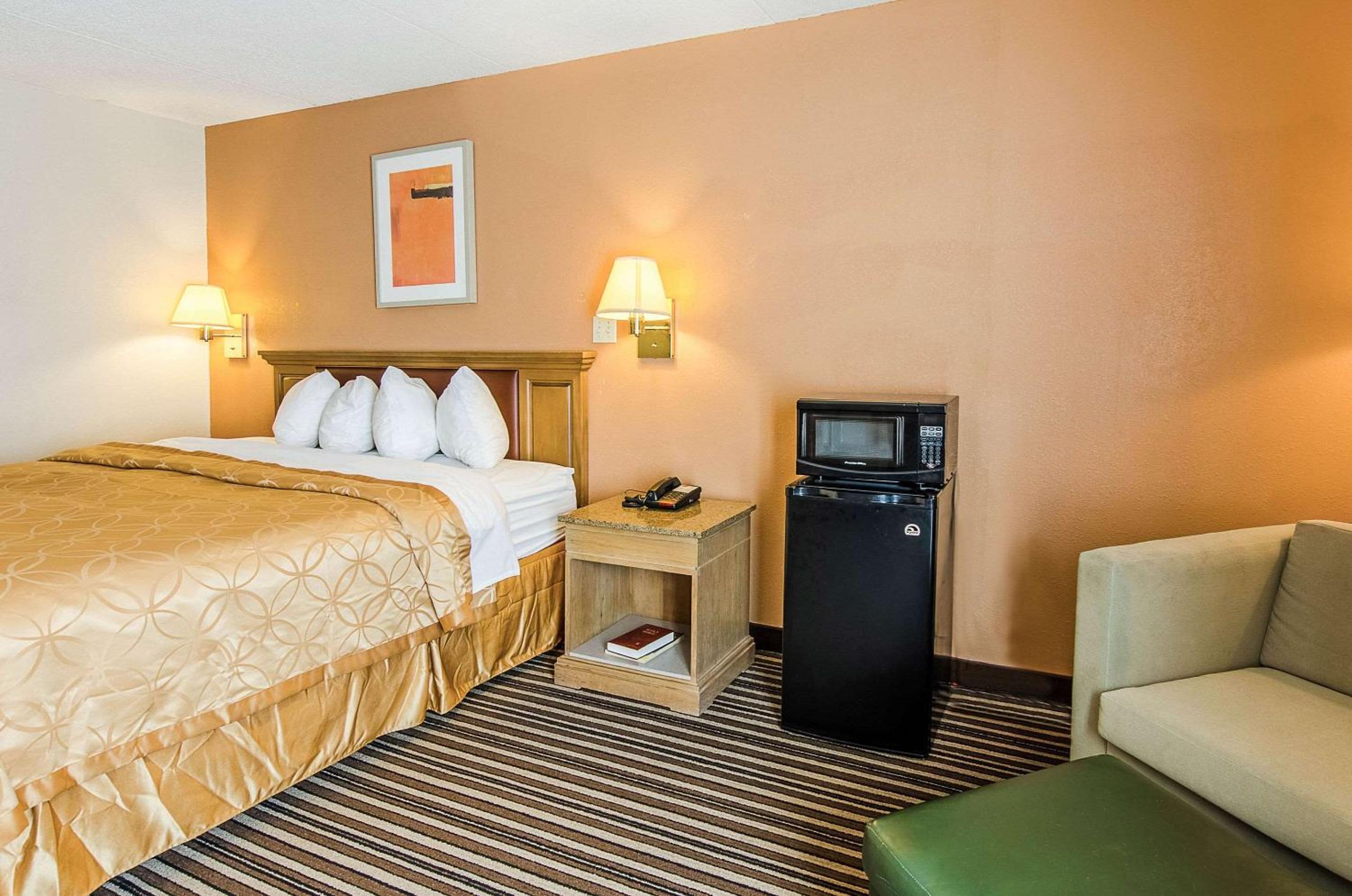 King Room - Non-Smoking - Photo 2