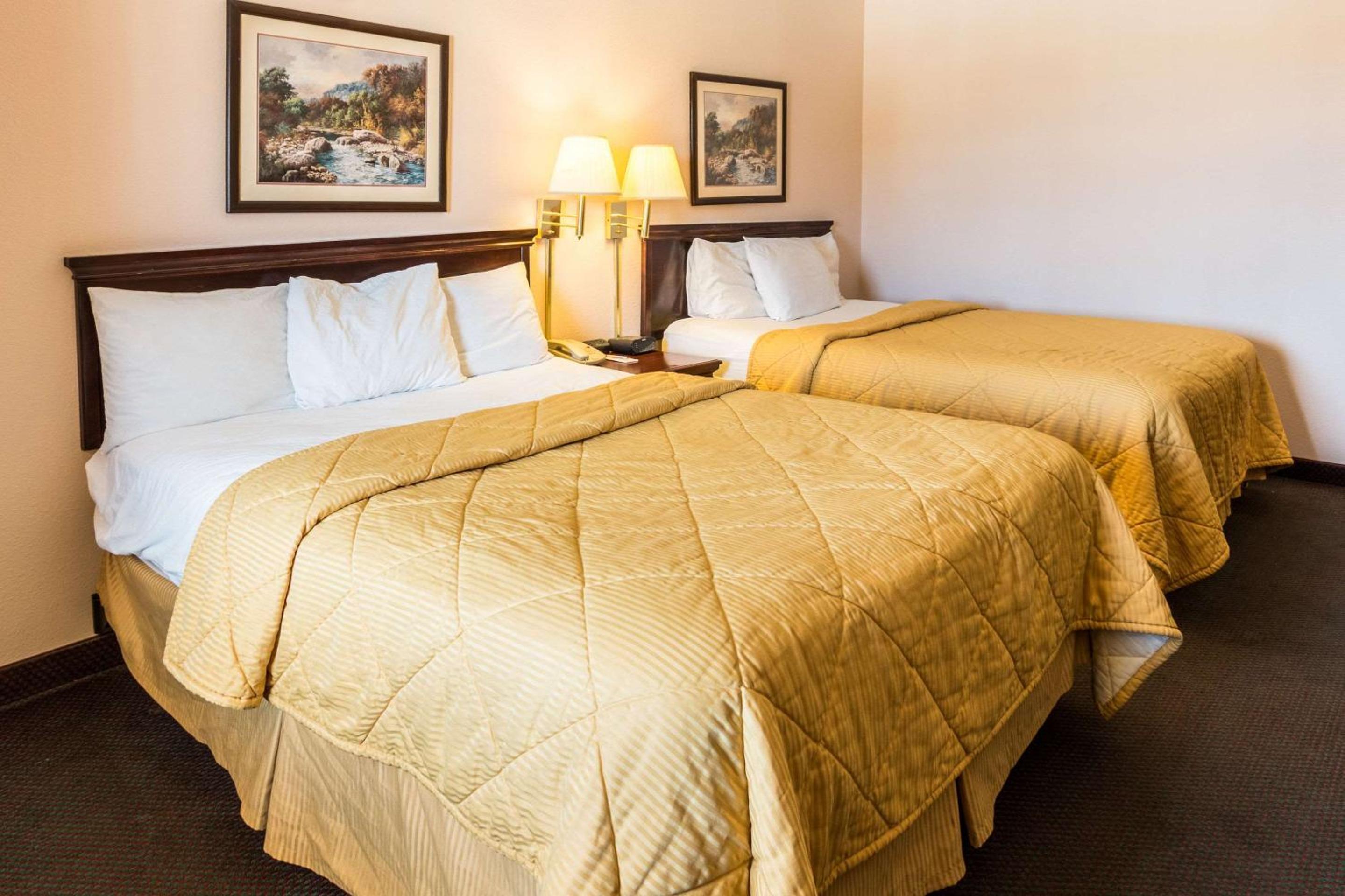 Queen Room with Two Queen Beds - Non-Smoking - Photo 2
