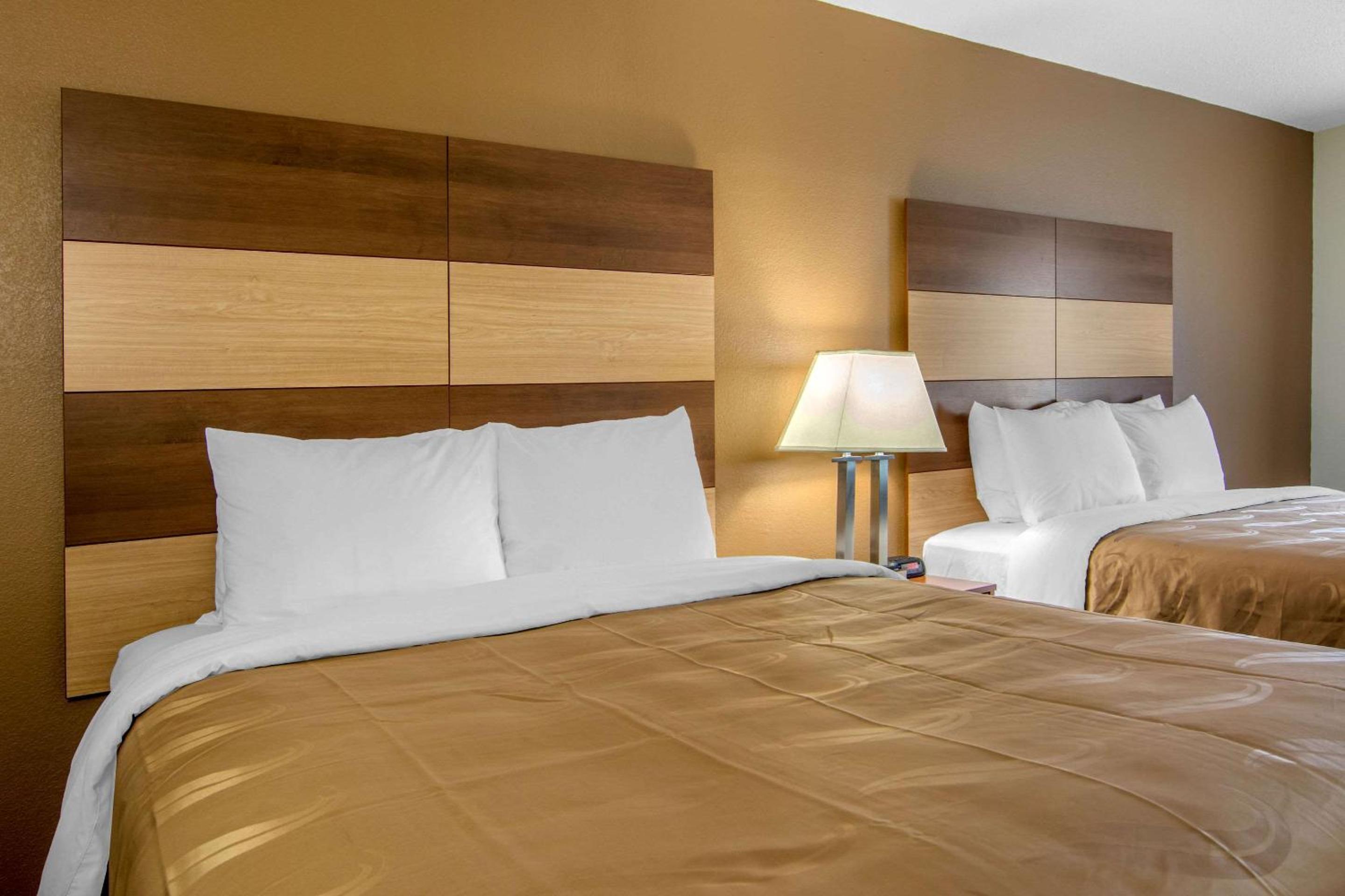 Queen Room with Two Queen Beds - Non-Smoking photo 2