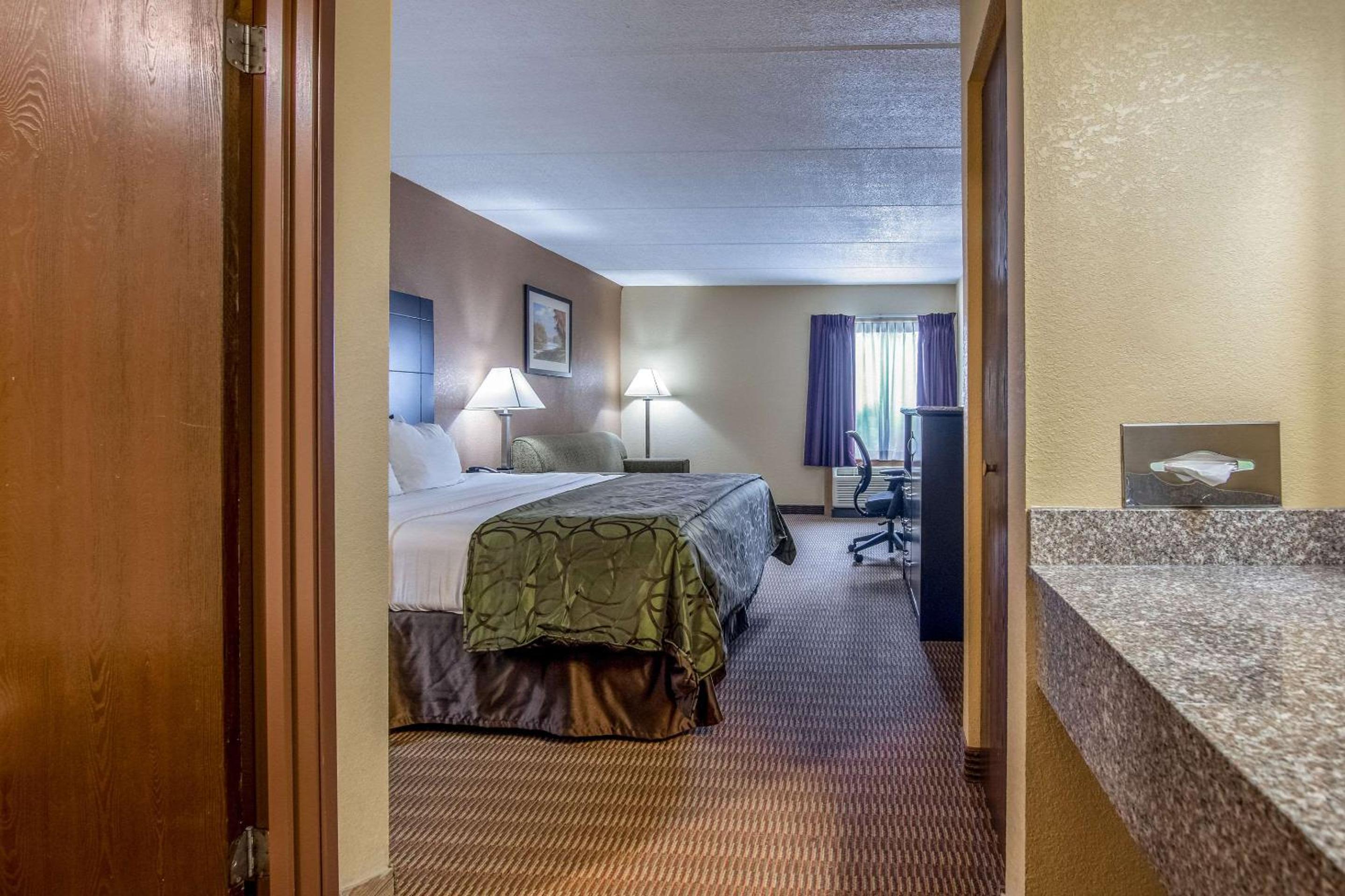 King Room - Non-Smoking - Photo 2