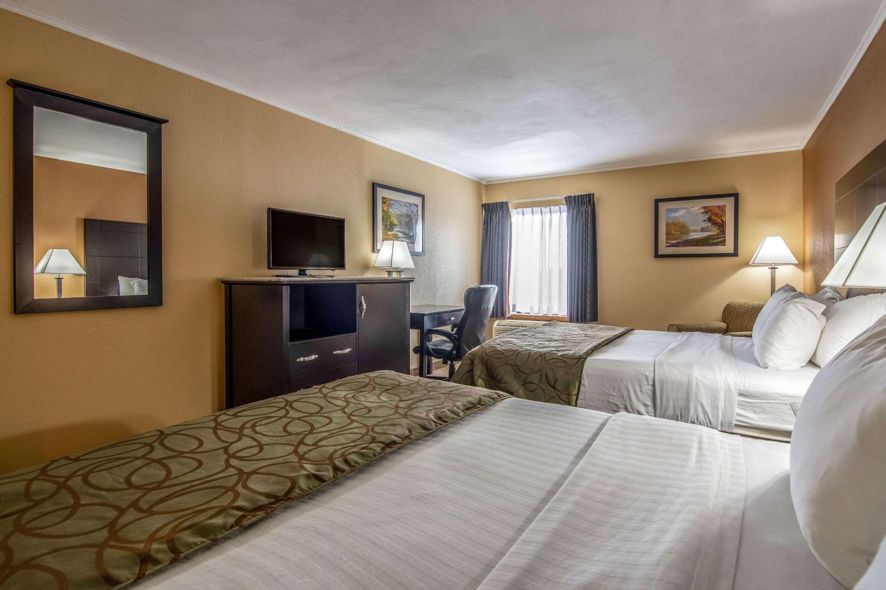 Queen Room with Two Queen Beds - Non-Smoking - Photo 1