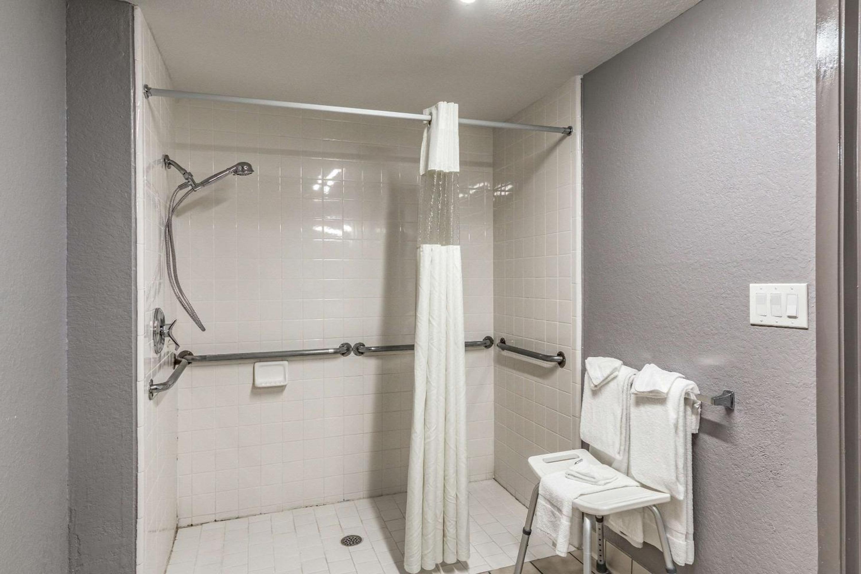Queen Room with Two Queen Beds - Accessible/Non-Smoking  - Photo 9