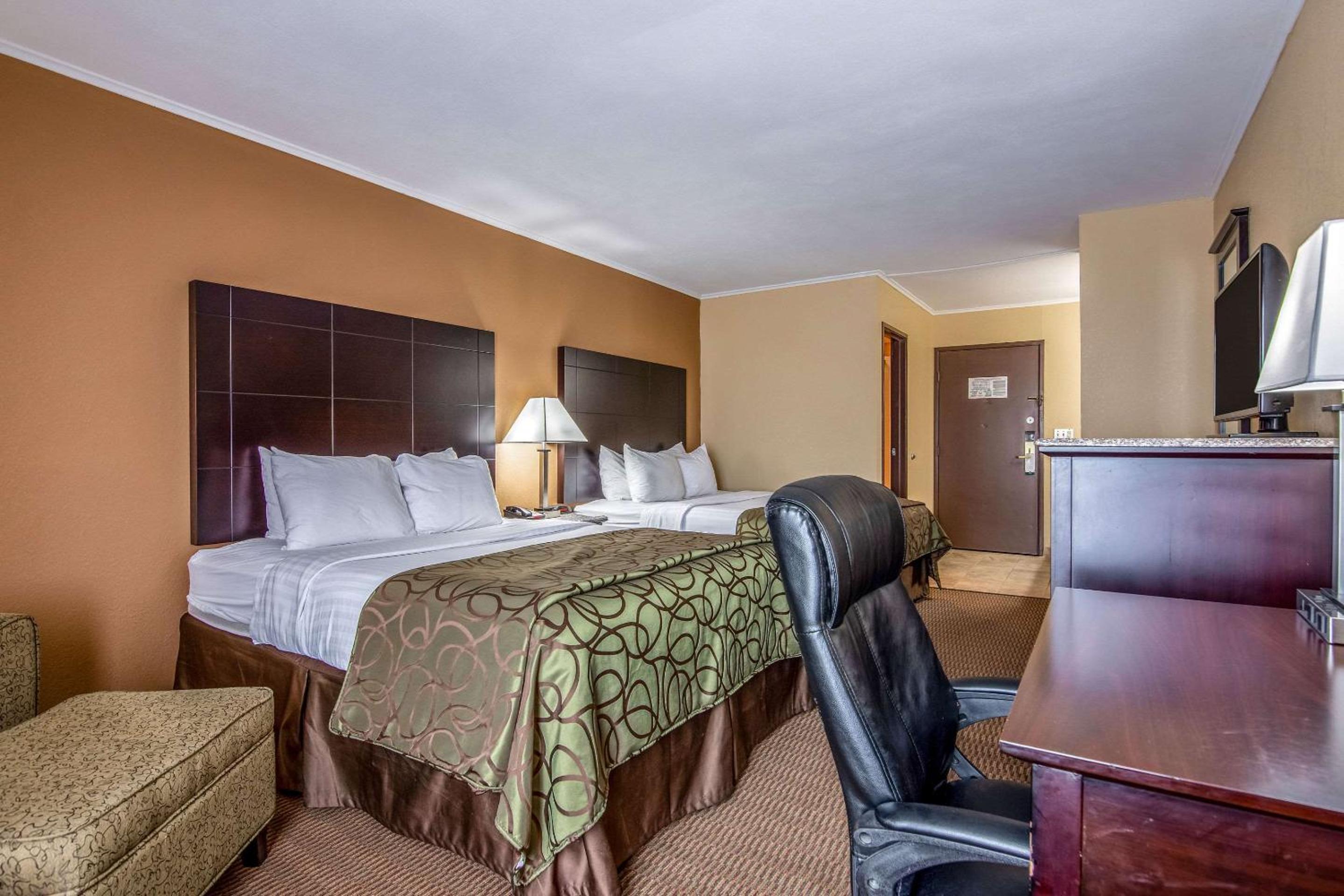 Queen Room with Two Queen Beds - Non-Smoking - Photo 3
