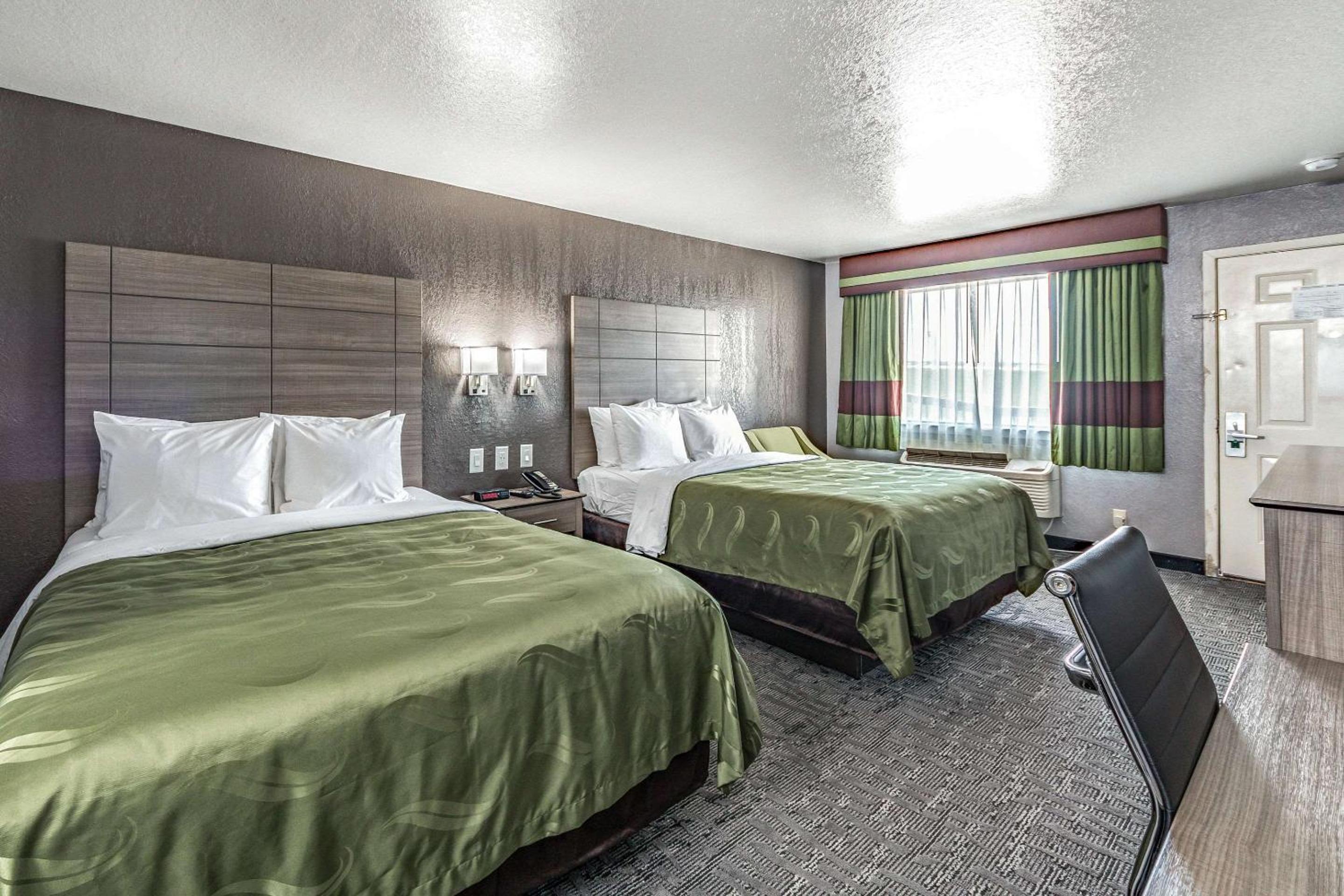 Queen Room with Two Queen Beds - Non-Smoking - Photo 2
