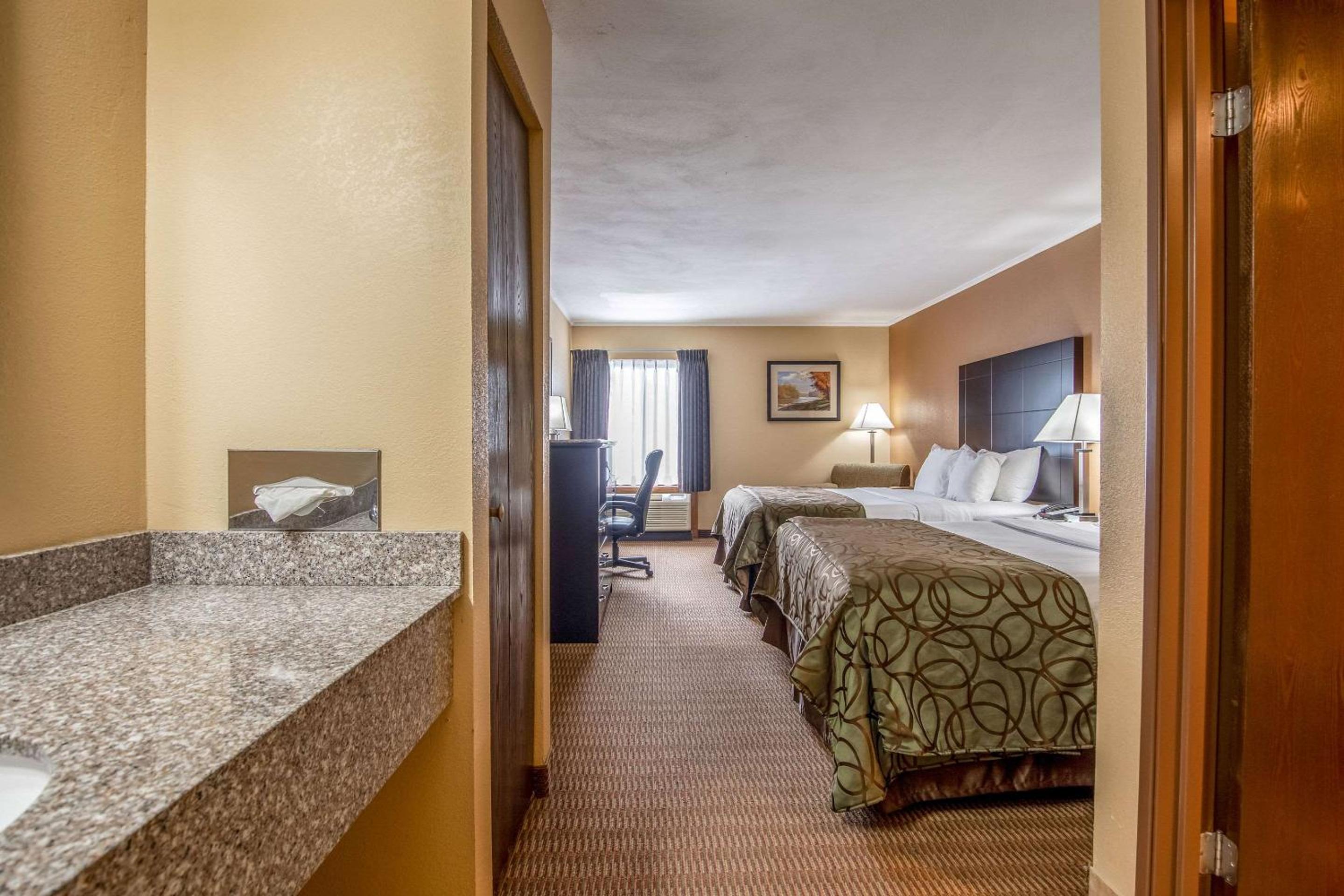 Queen Room with Two Queen Beds - Non-Smoking - Photo 2