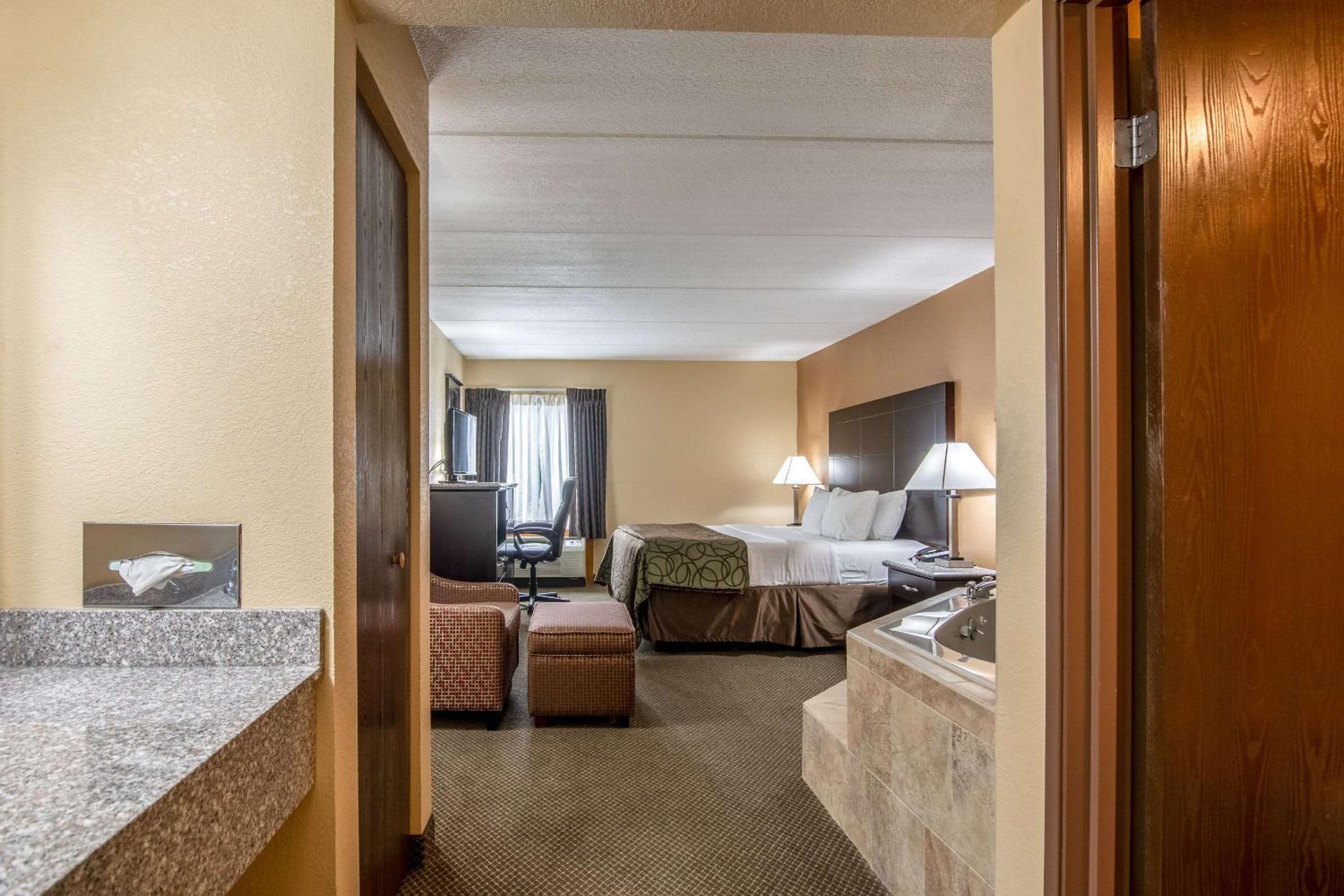 King Room with Tub - Non-Smoking - Photo 1
