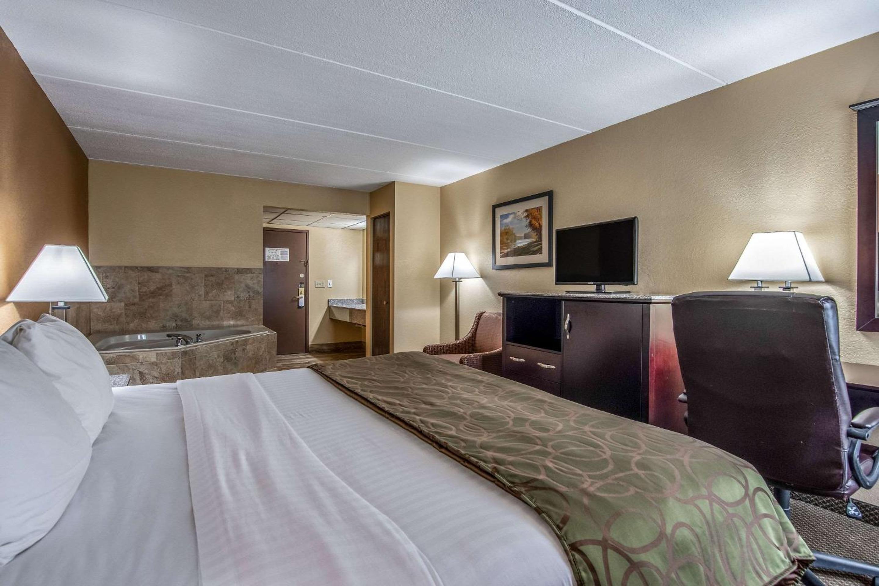 King Room with Tub - Non-Smoking - Photo 2