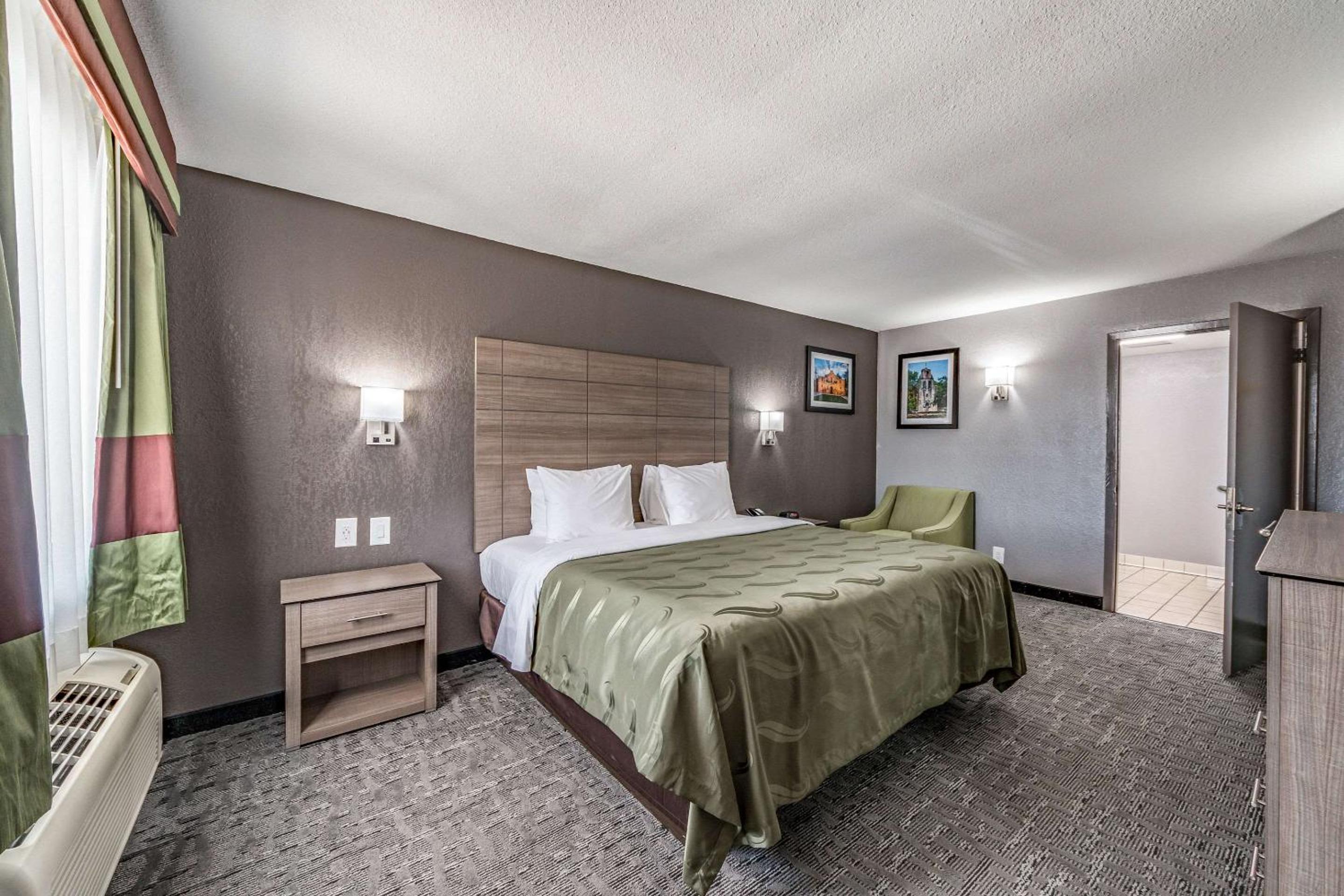 King Room - Accessible/Non-Smoking - Photo 4