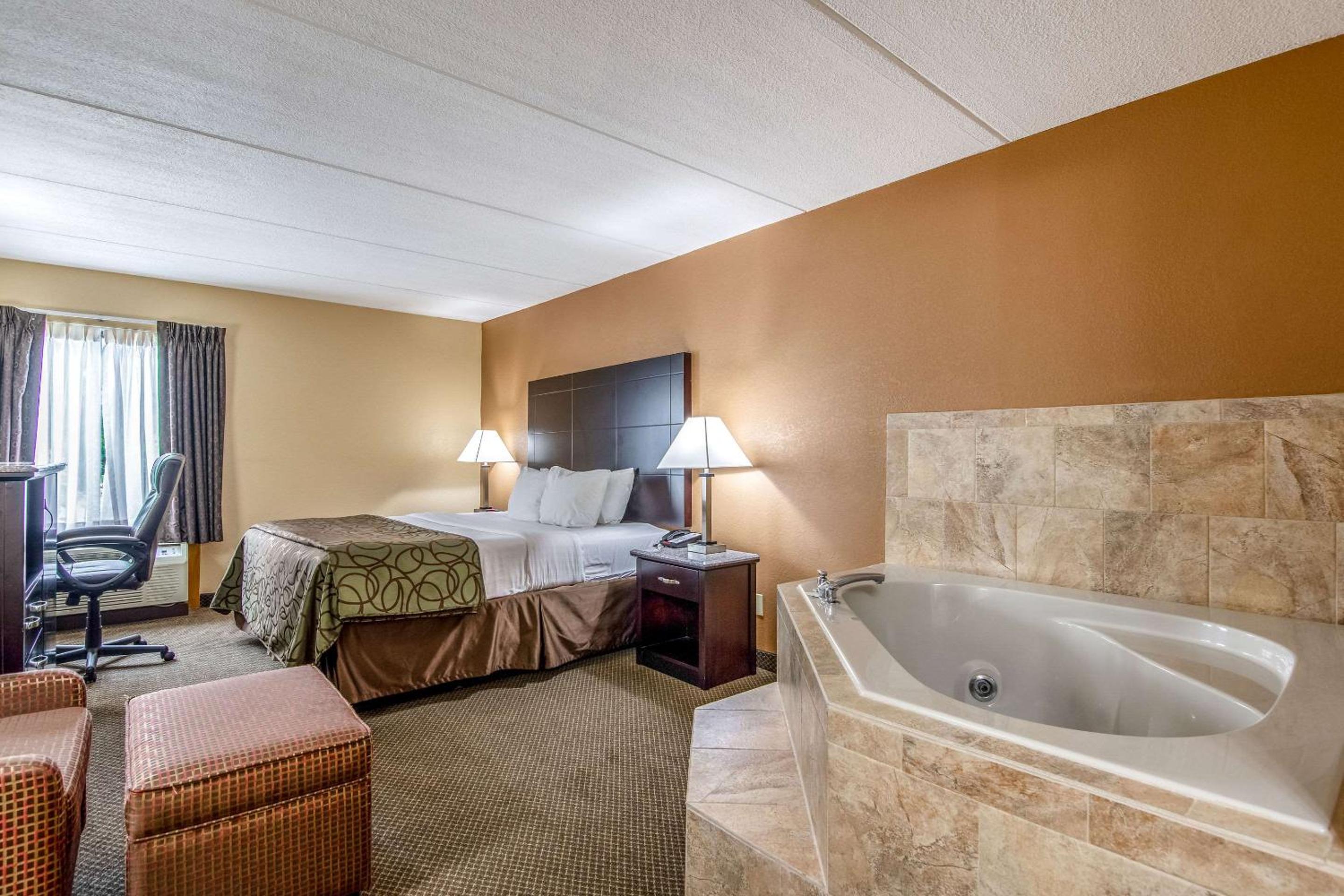 King Room with Tub - Non-Smoking - Photo 3