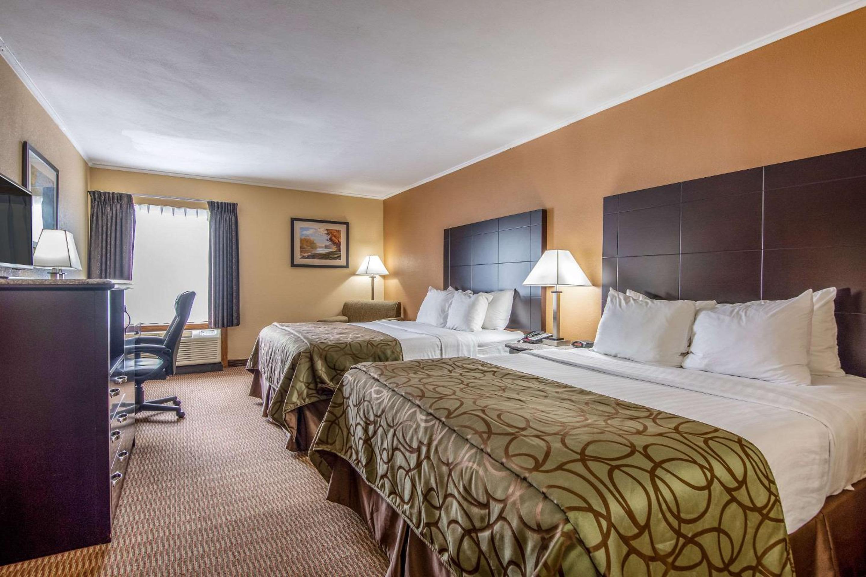 Queen Room with Two Queen Beds - Non-Smoking - Photo 4
