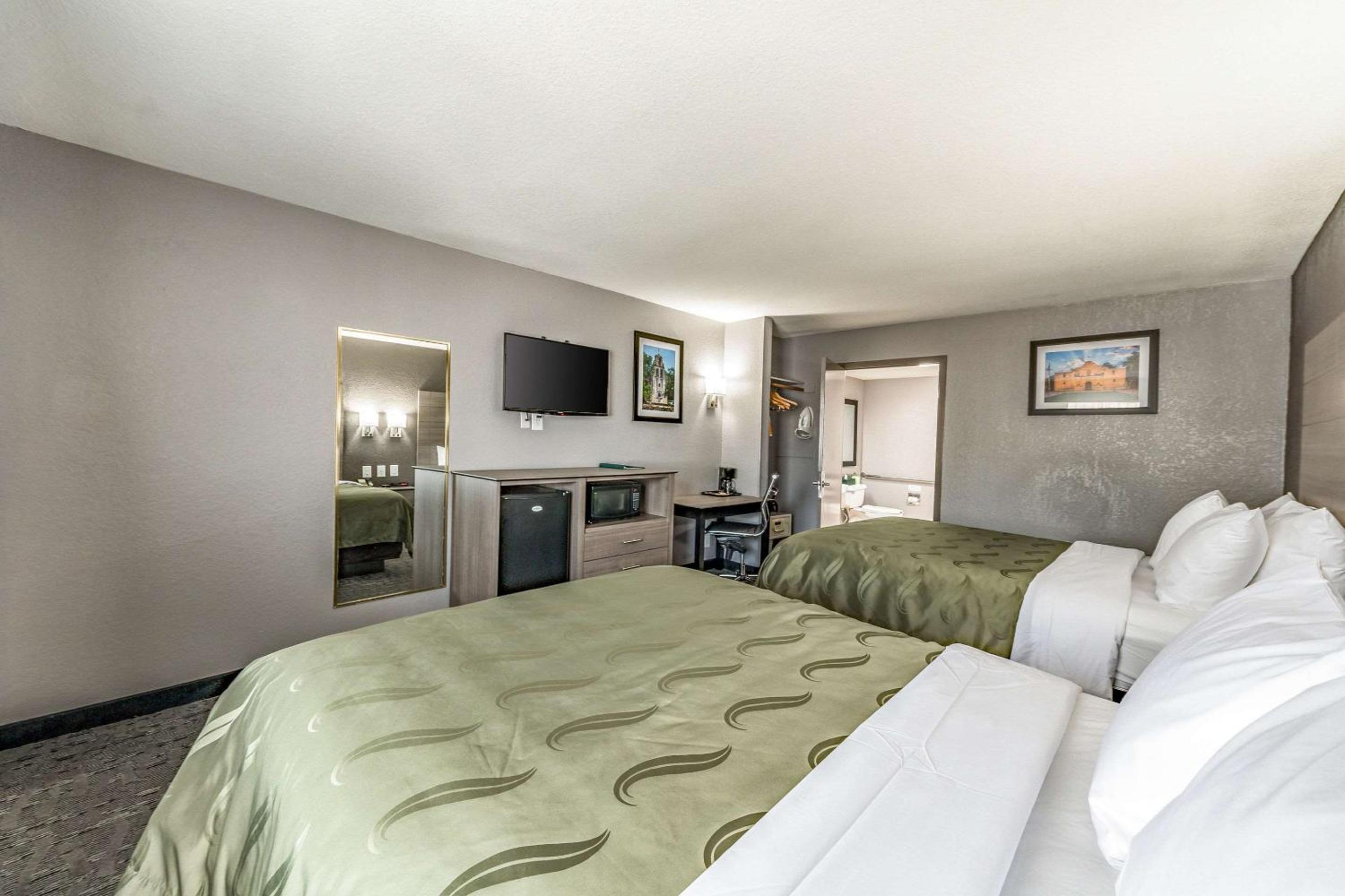 Queen Room with Two Queen Beds - Accessible/Non-Smoking  - Photo 5