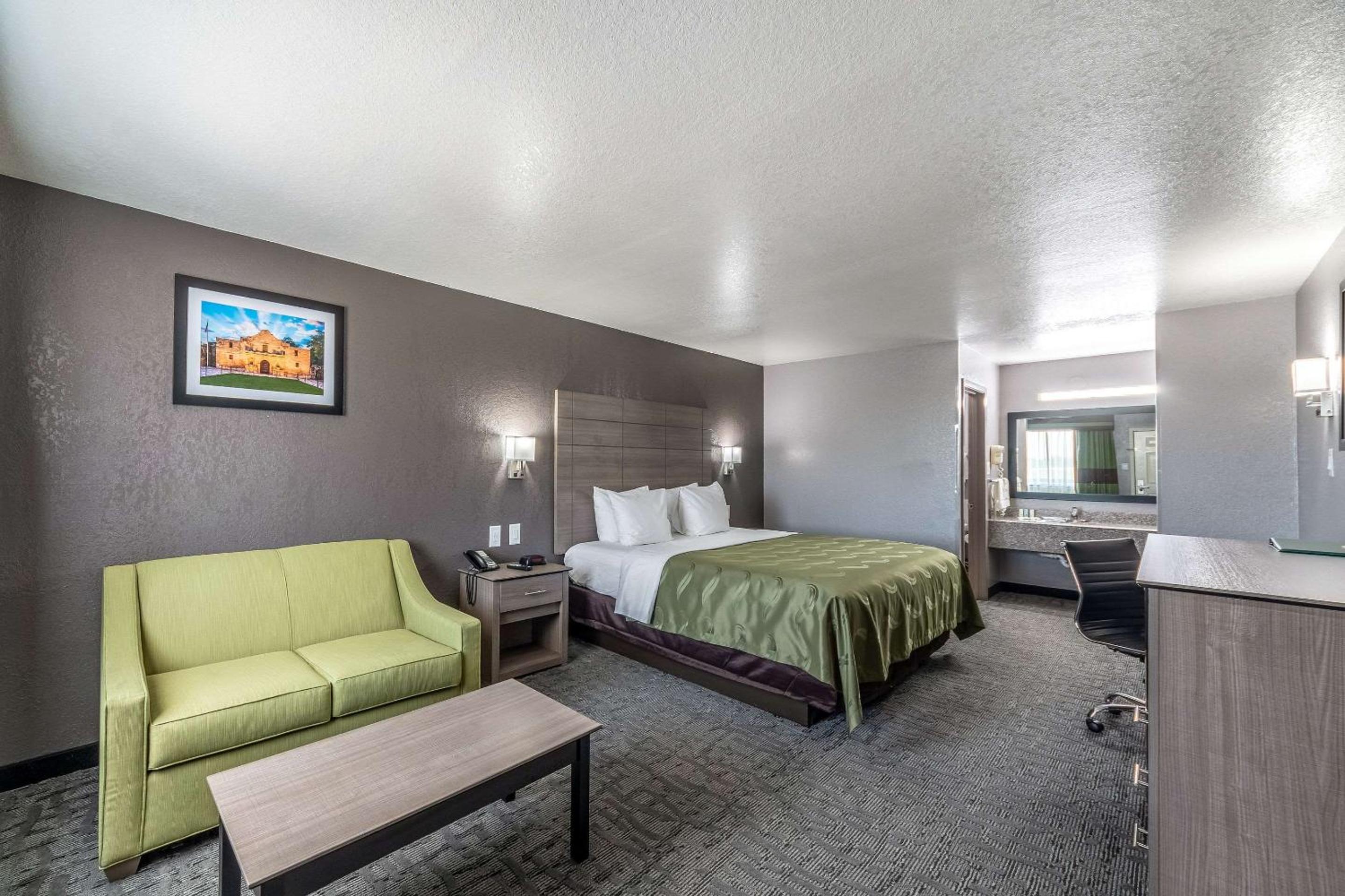 King Room - Non-Smoking - Photo 2