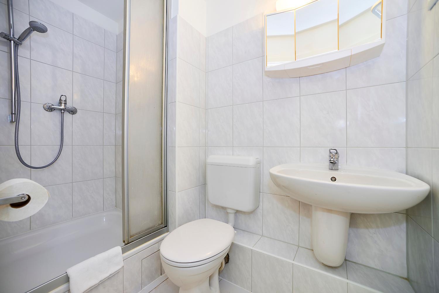 Single Room with Private Bathroom photo 3