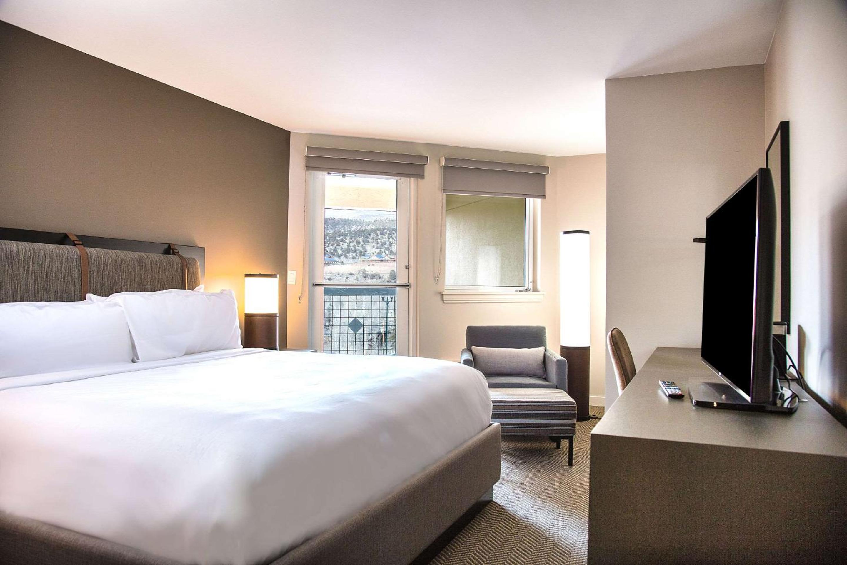 King Room with River View - Non-Smoking
